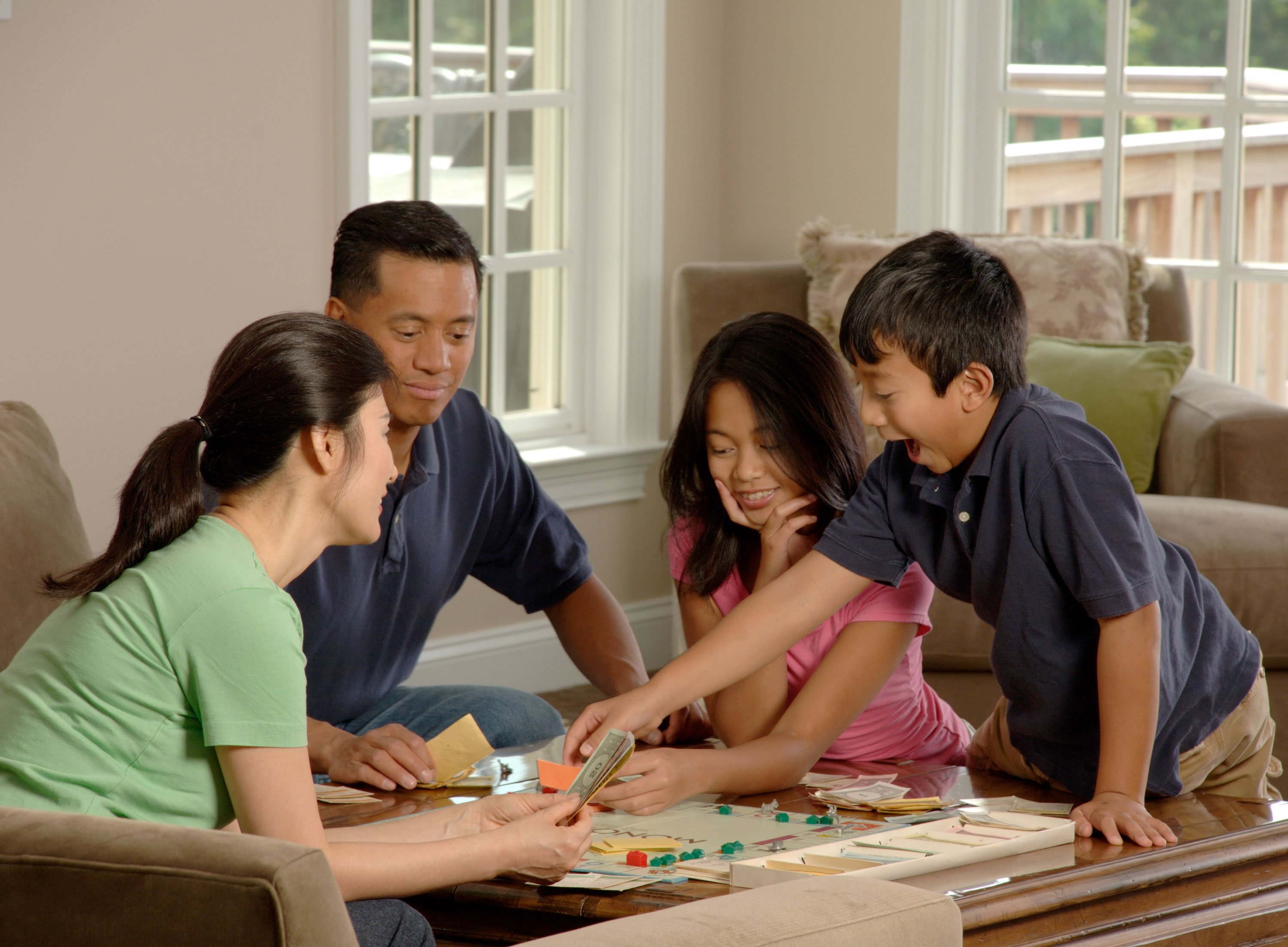 File:Family playing a board game (3).jpg - Wikimedia Commons