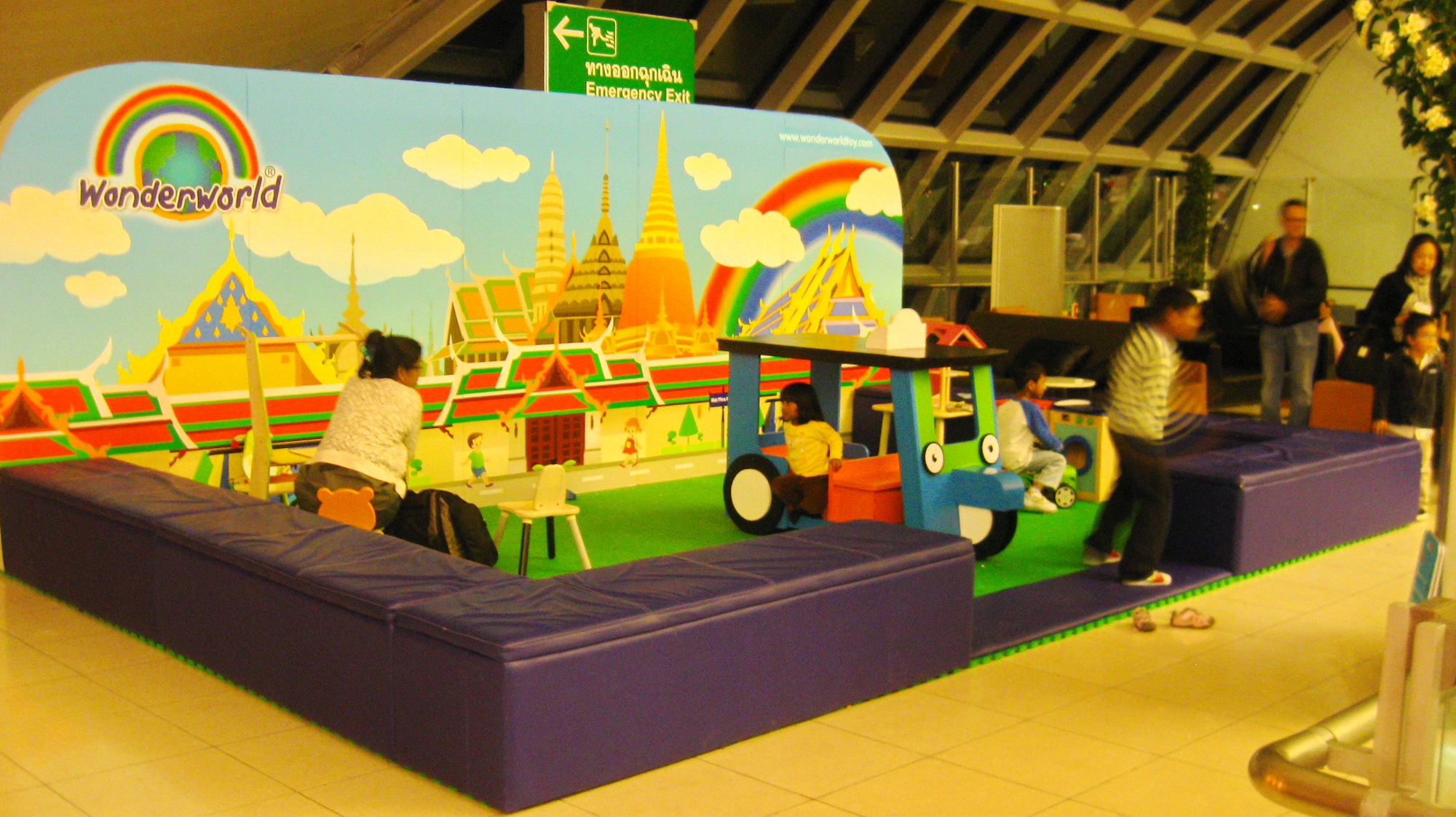 File:Play Area at Suvarnabhumi Intl Airport, Bangkok.jpg - Wikimedia ...