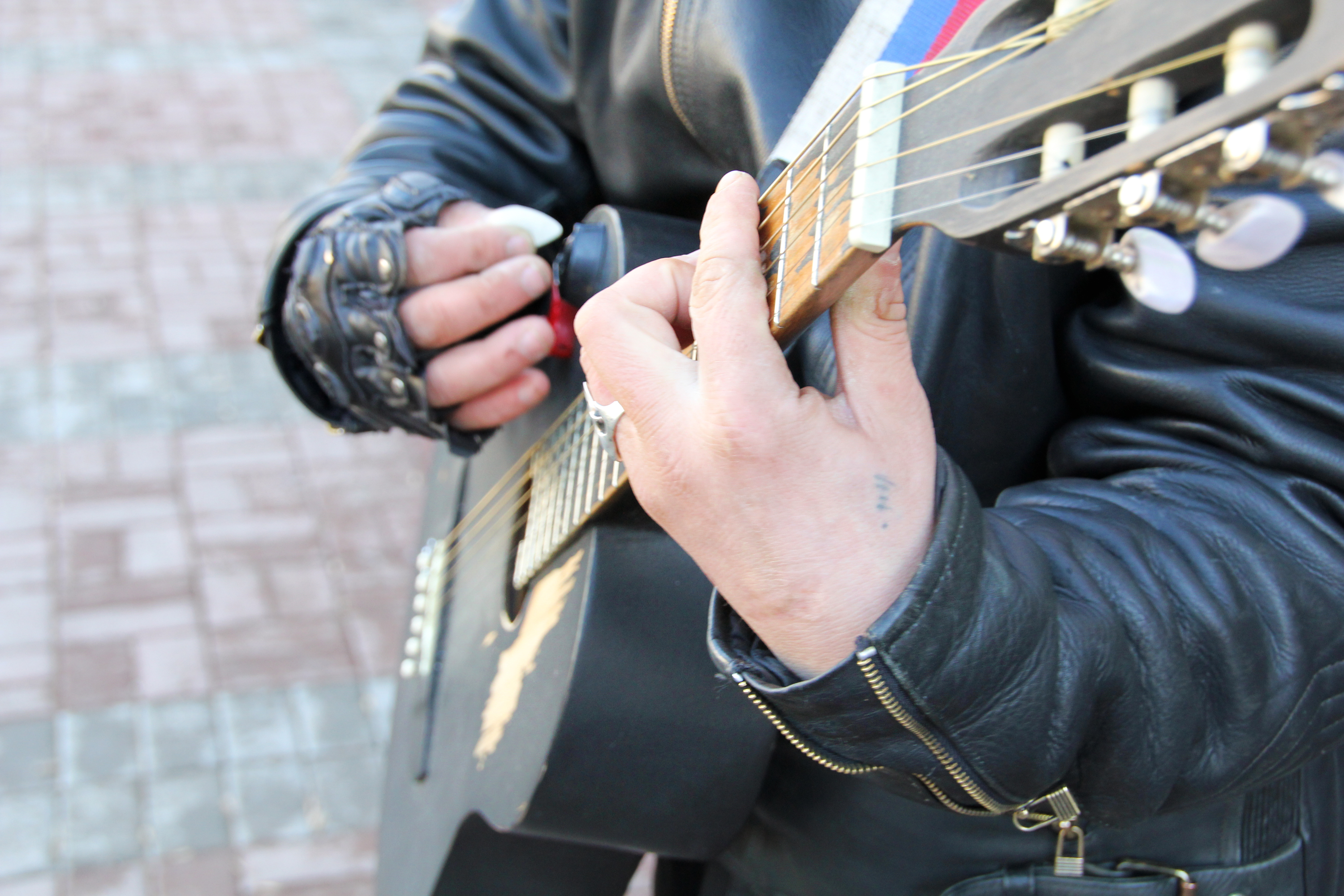 Певец играет на гитаре. Кольцо гитариста. Камень музыкантов. AK Star гитарист. Певцы играющие на гитаре российские.