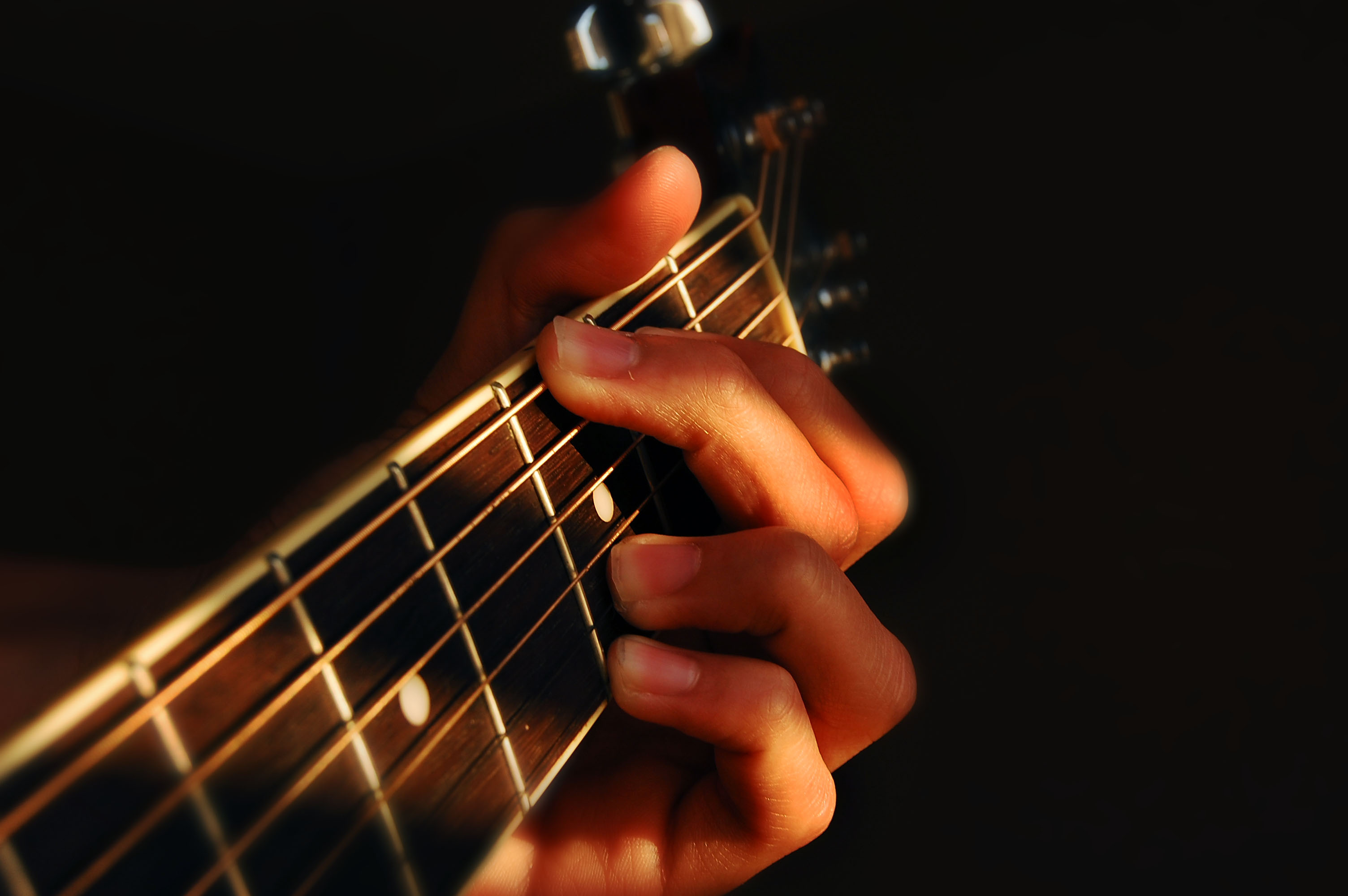 File:Fingers playing guitar.jpg - Wikimedia Commons