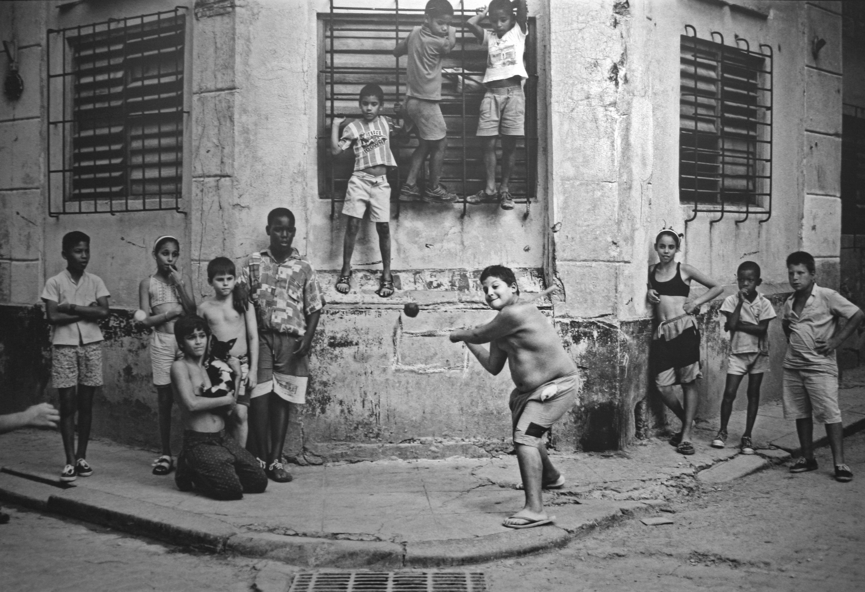 File:Boys Playing Stickball, Havana, Cuba, 1999.jpg - Wikimedia Commons