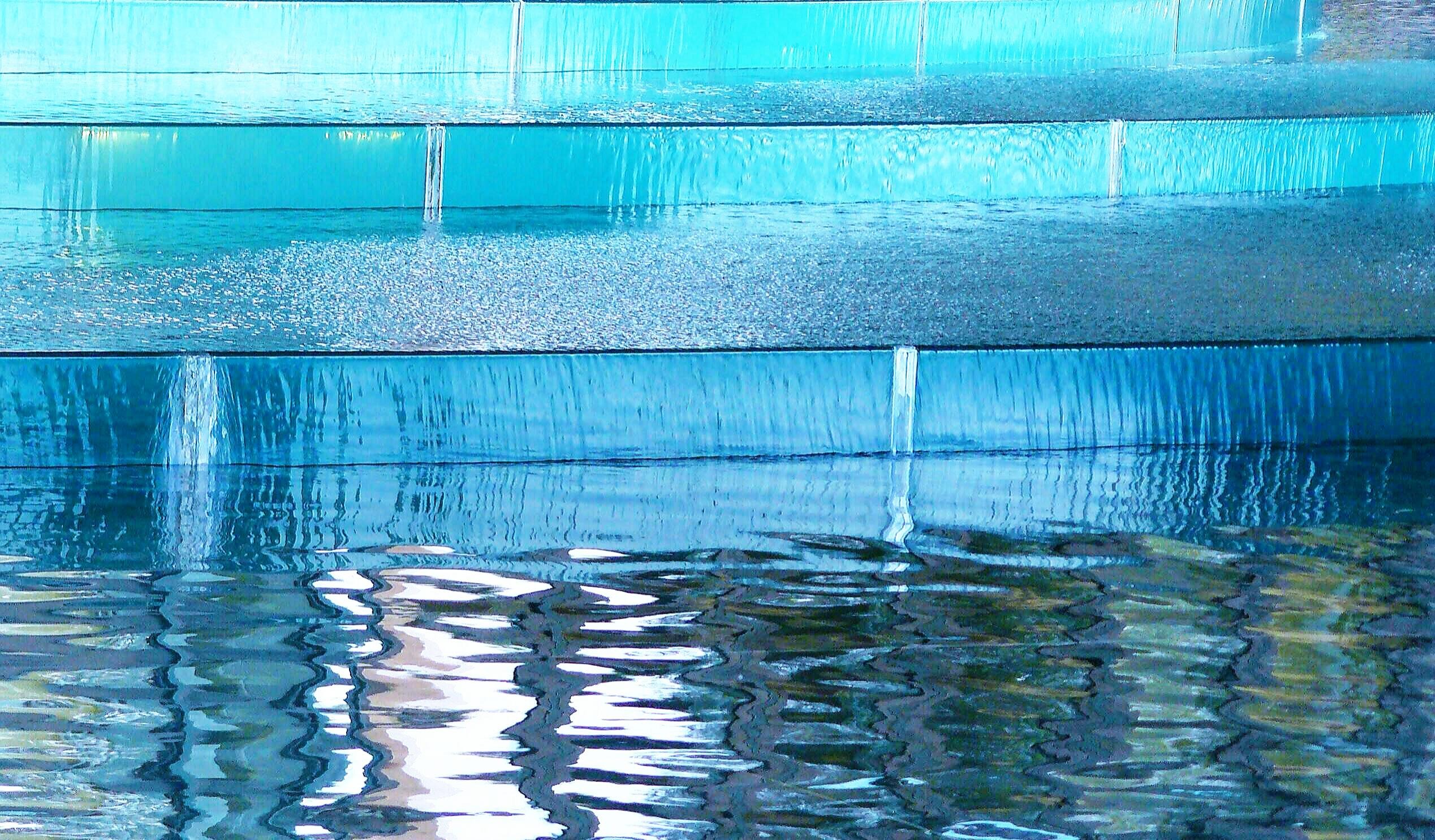 Вода в легких бассейн. Зеркальная гладь воды. Вода в бассейне. Отражение в воде. Голубой бассейн.