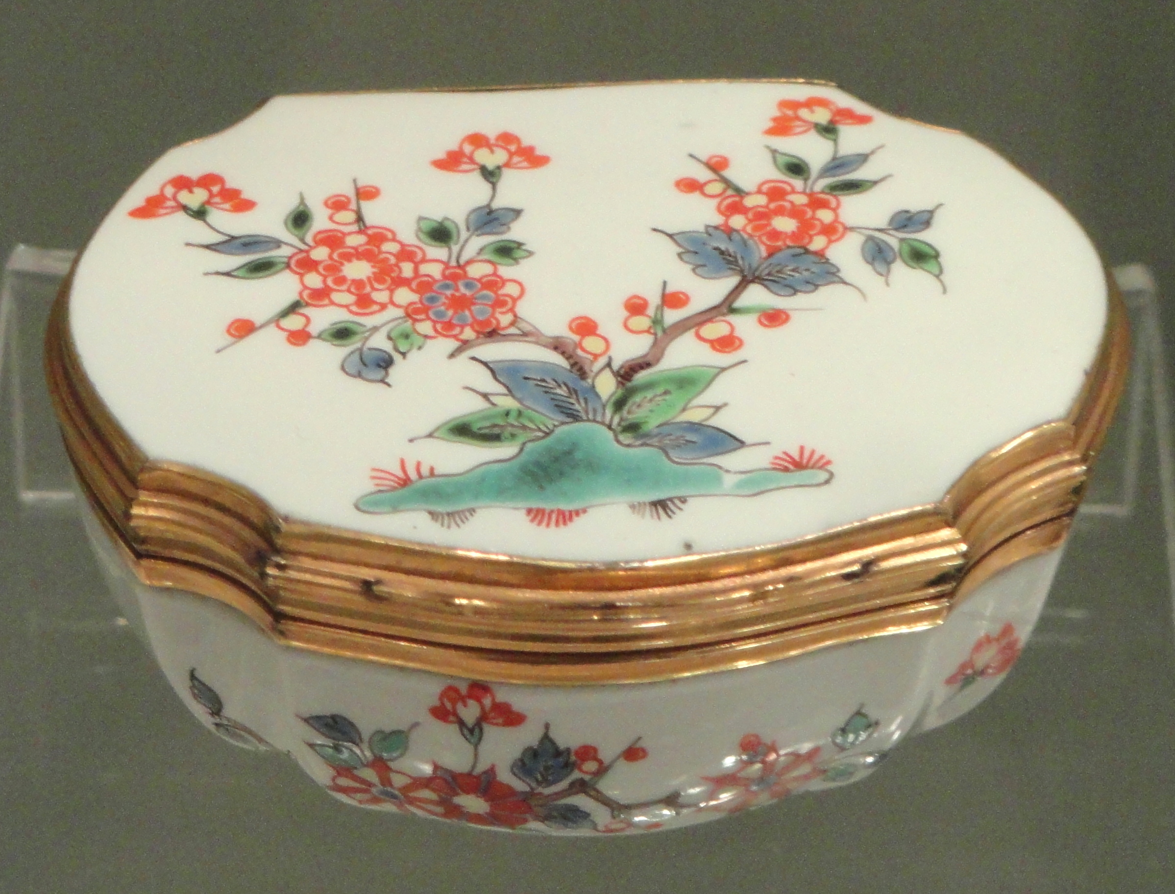 File:Snuff Box - c. 1730-1740 - Chantilly Kakiemon style soft-paste ...