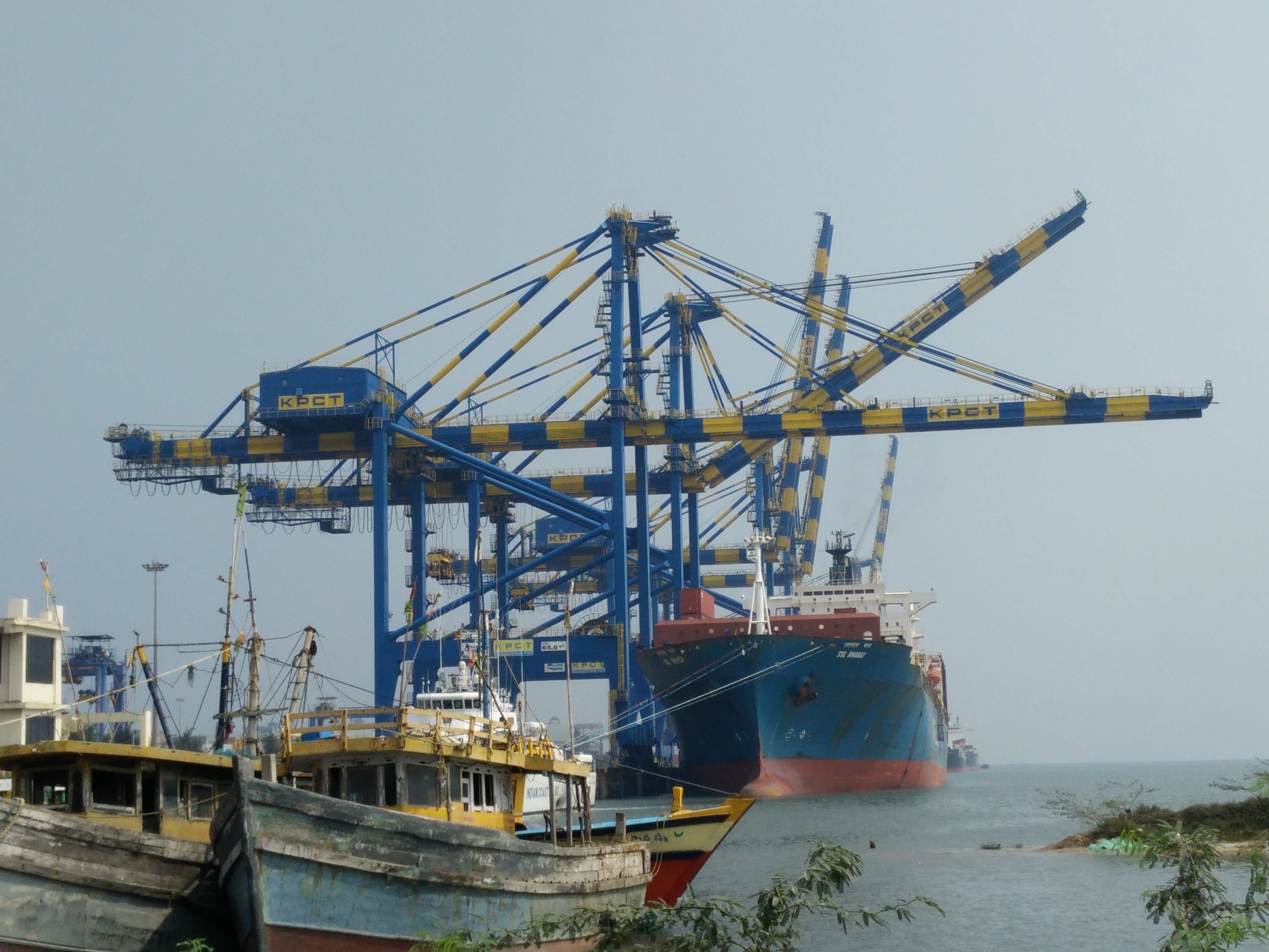 File:Krishnapatnam port cranes unloadng a ship.jpg - Wikimedia Commons