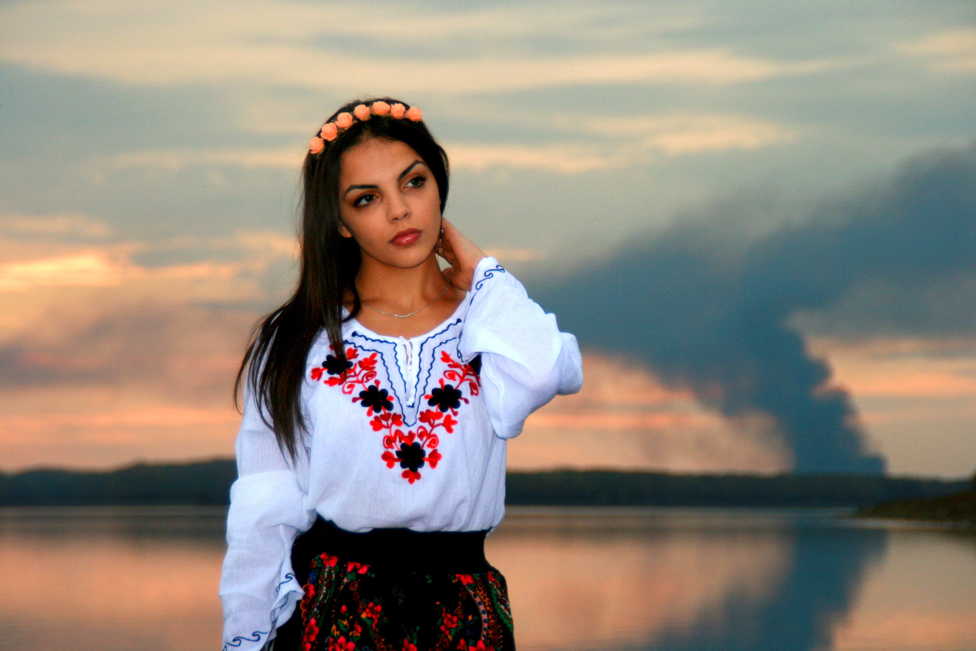 Черна украинская песня. Красивые Украинки. Красивые девушки Украинки. Красавицы в вышиванках.