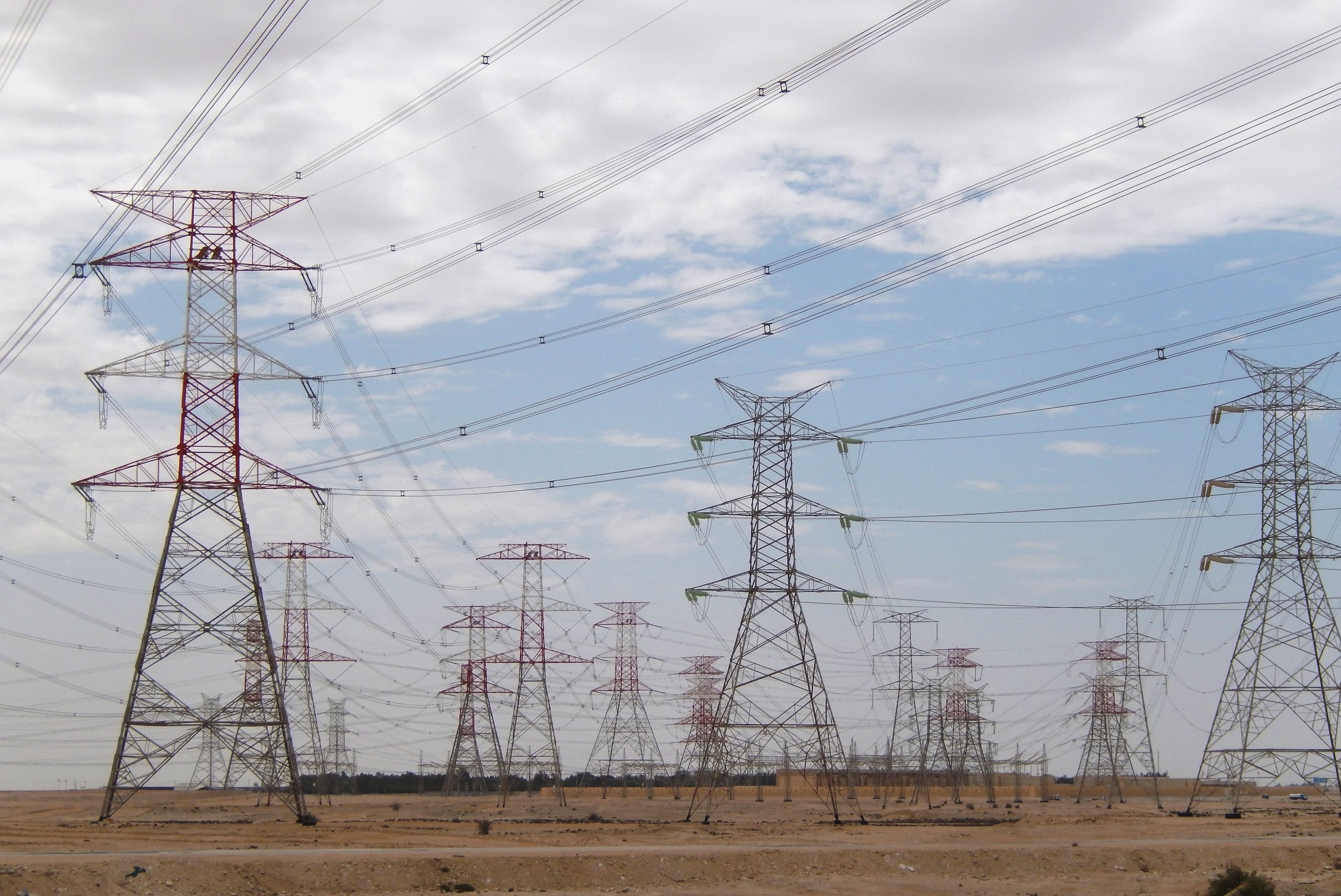 File:Qatar, power lines (3).JPG - Wikimedia Commons