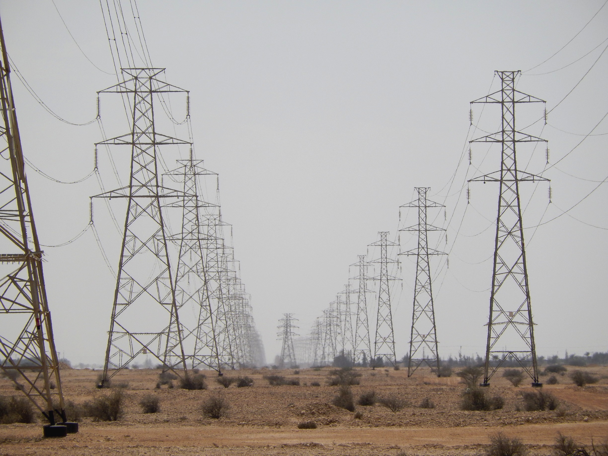 File:Qatar, power lines (2).JPG - Wikimedia Commons