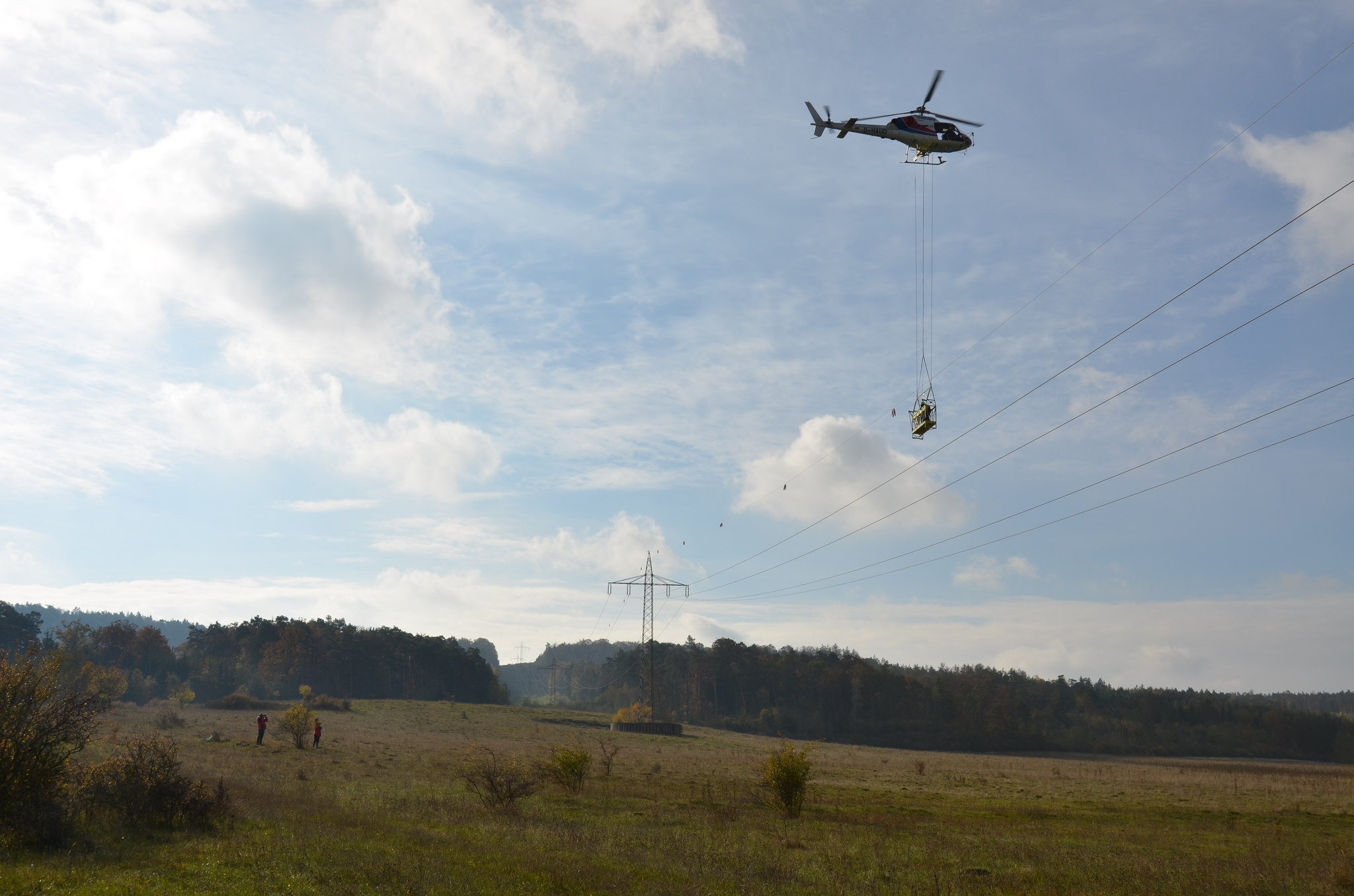 Helicopter crew mounts high-tension powerlines at Oberdachstetten ...