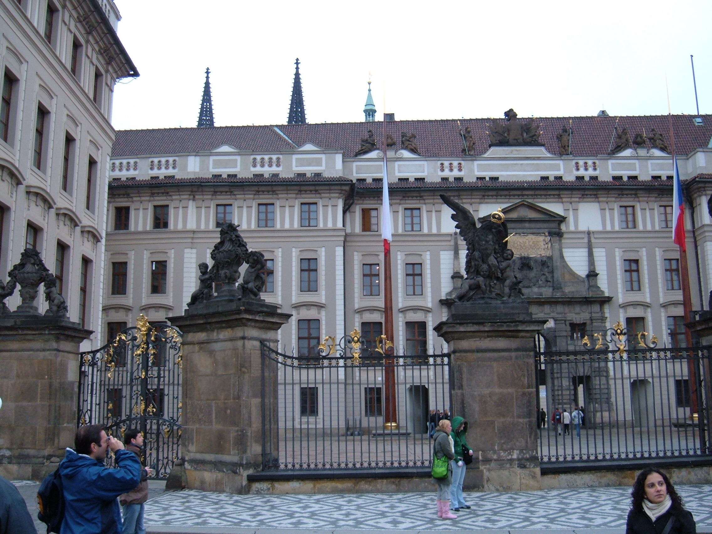 File:Prague Castle first courtyard 2.JPG - Wikimedia Commons