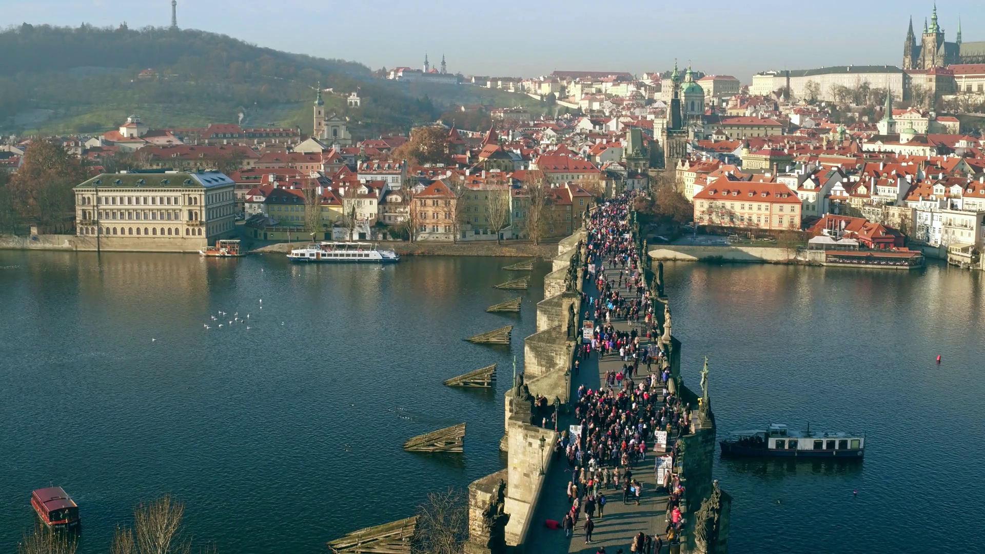Famous Charles bridge and distant Prague castle on a sunny day ...