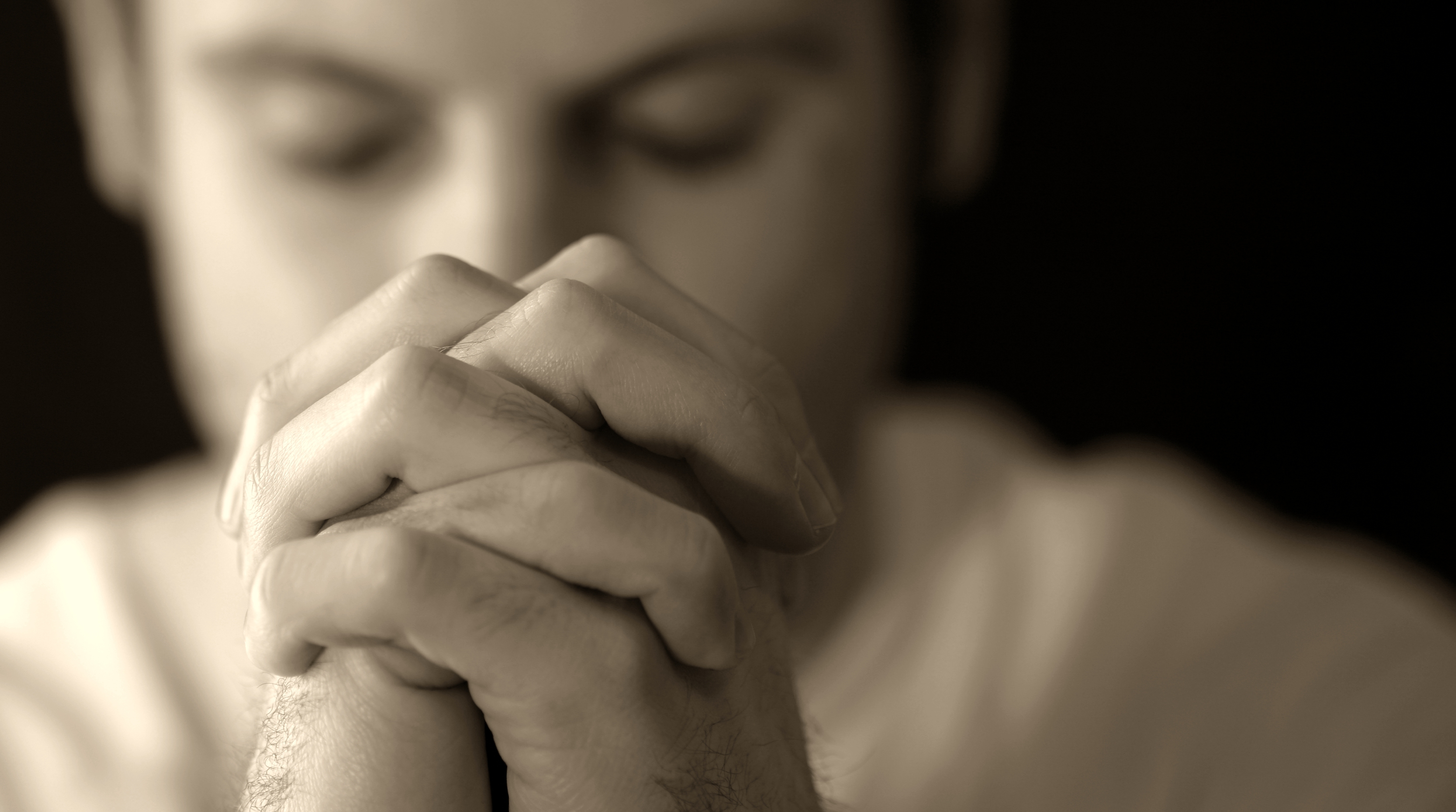 Женское прощение. Человек молится. Парень молится. Юноша молится. Мужчина молится Богу.