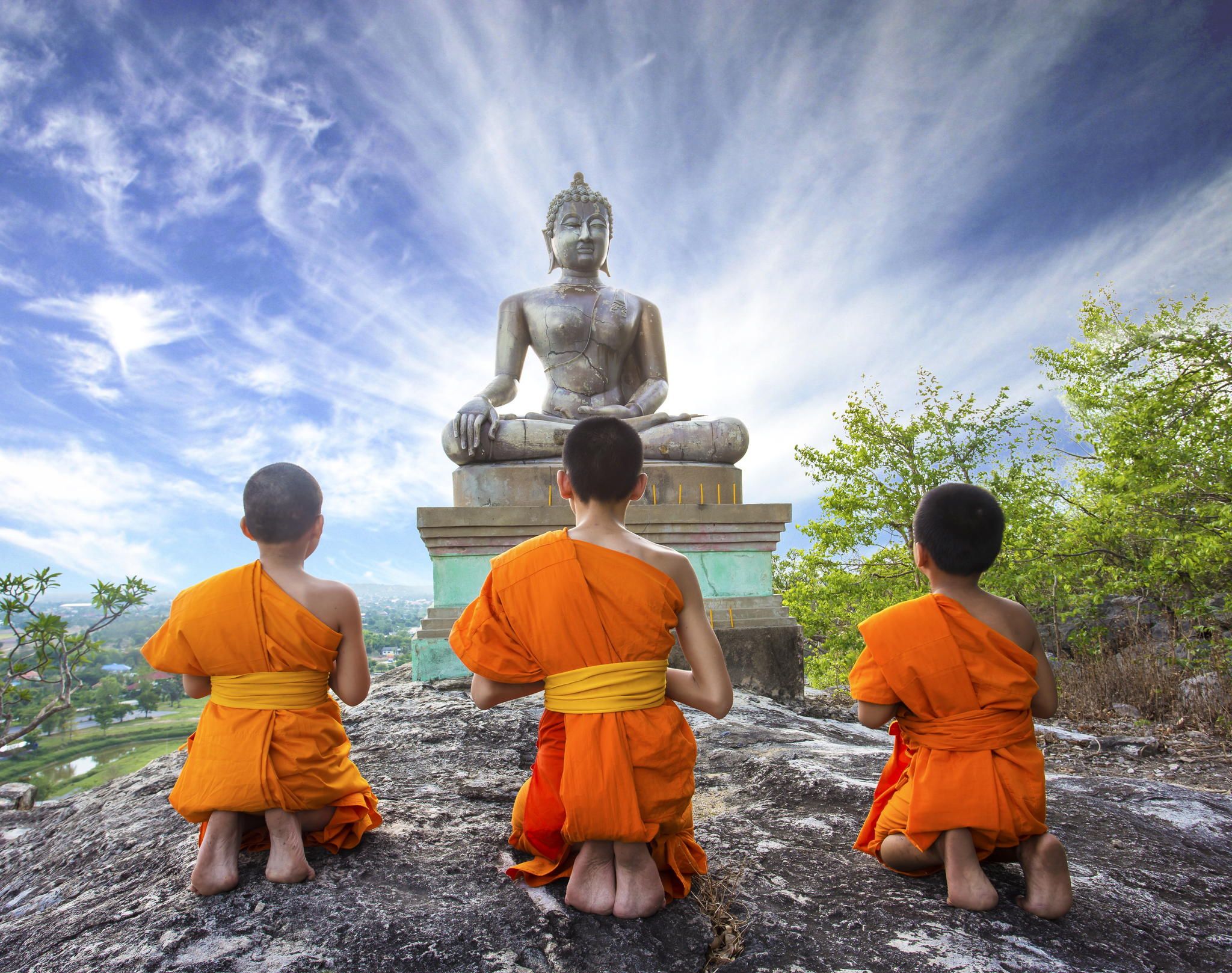 Novice Monk praying to the Buddha by Sasin Tipchai on 500px | Trios ...