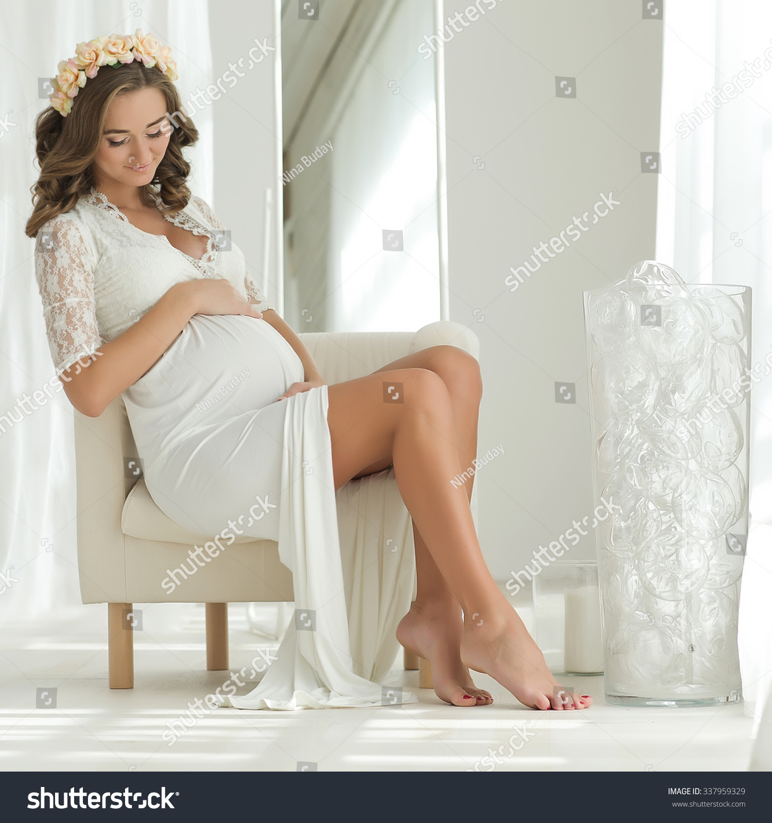 Portrait Young Pregnant Woman Stock Photo 337959329 - Shutterstock