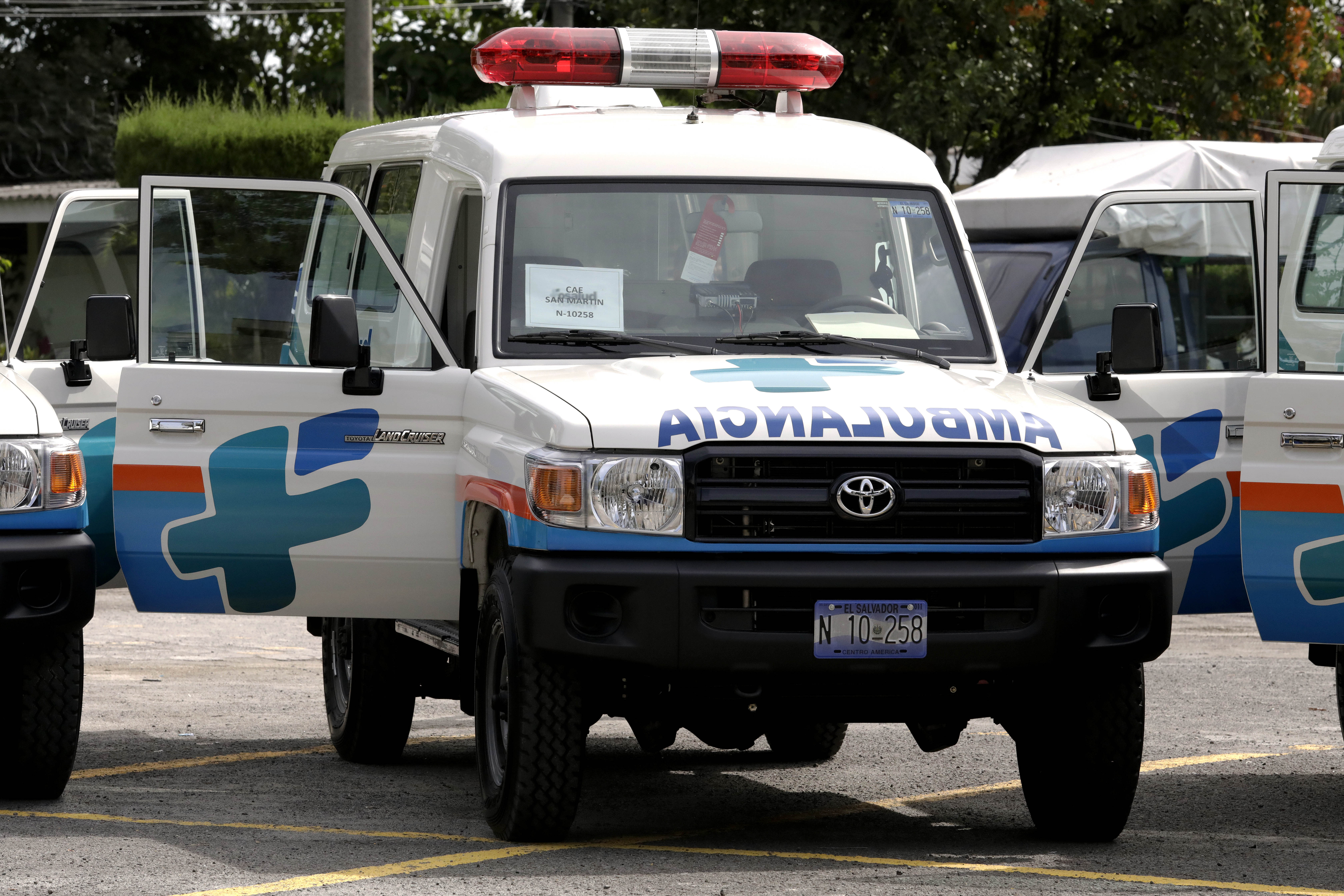 Presidente entrega 10 ambulancias a fosalud photo