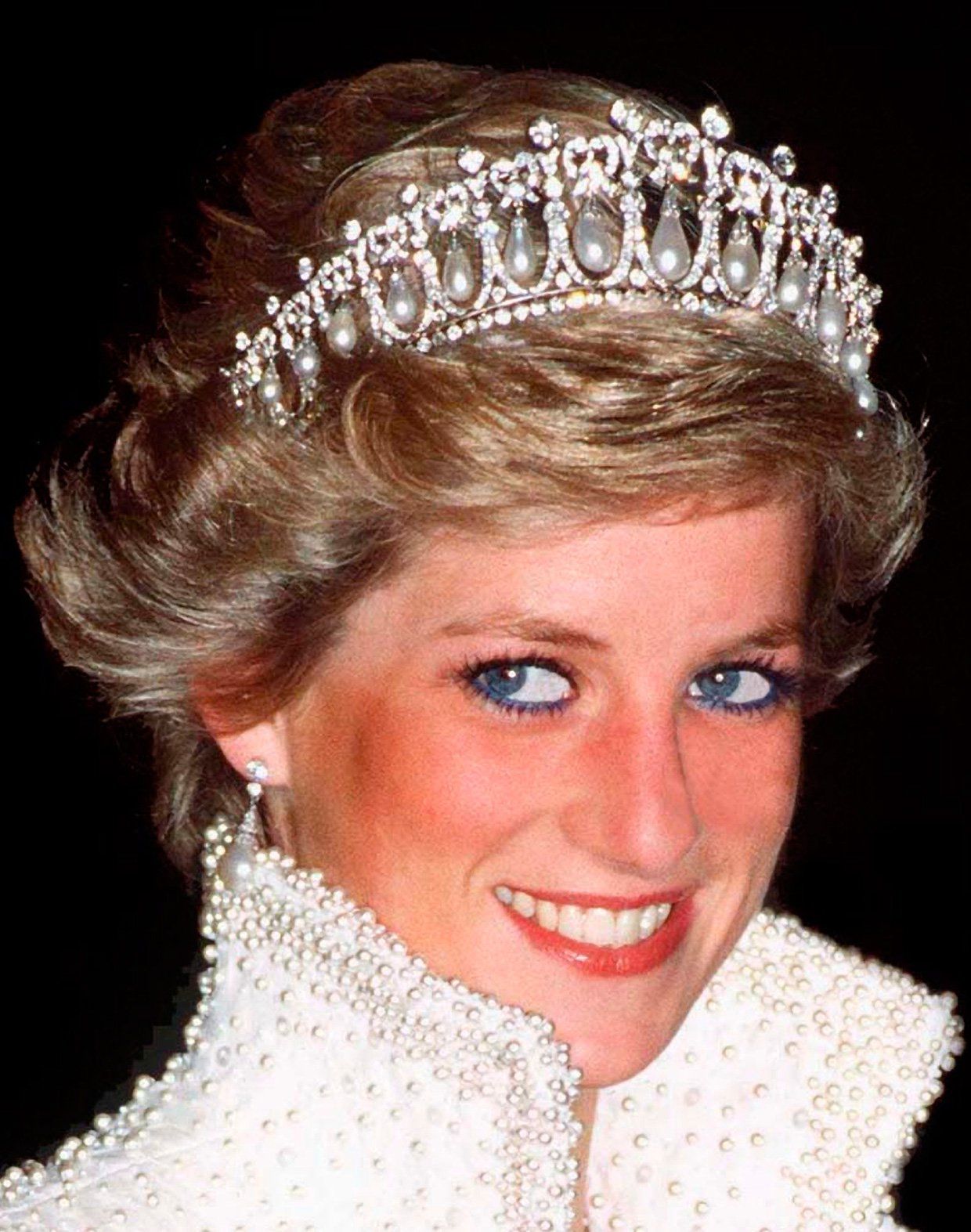 The Story Behind Royal Tiaras | Queen mary, Elizabeth ii and ...