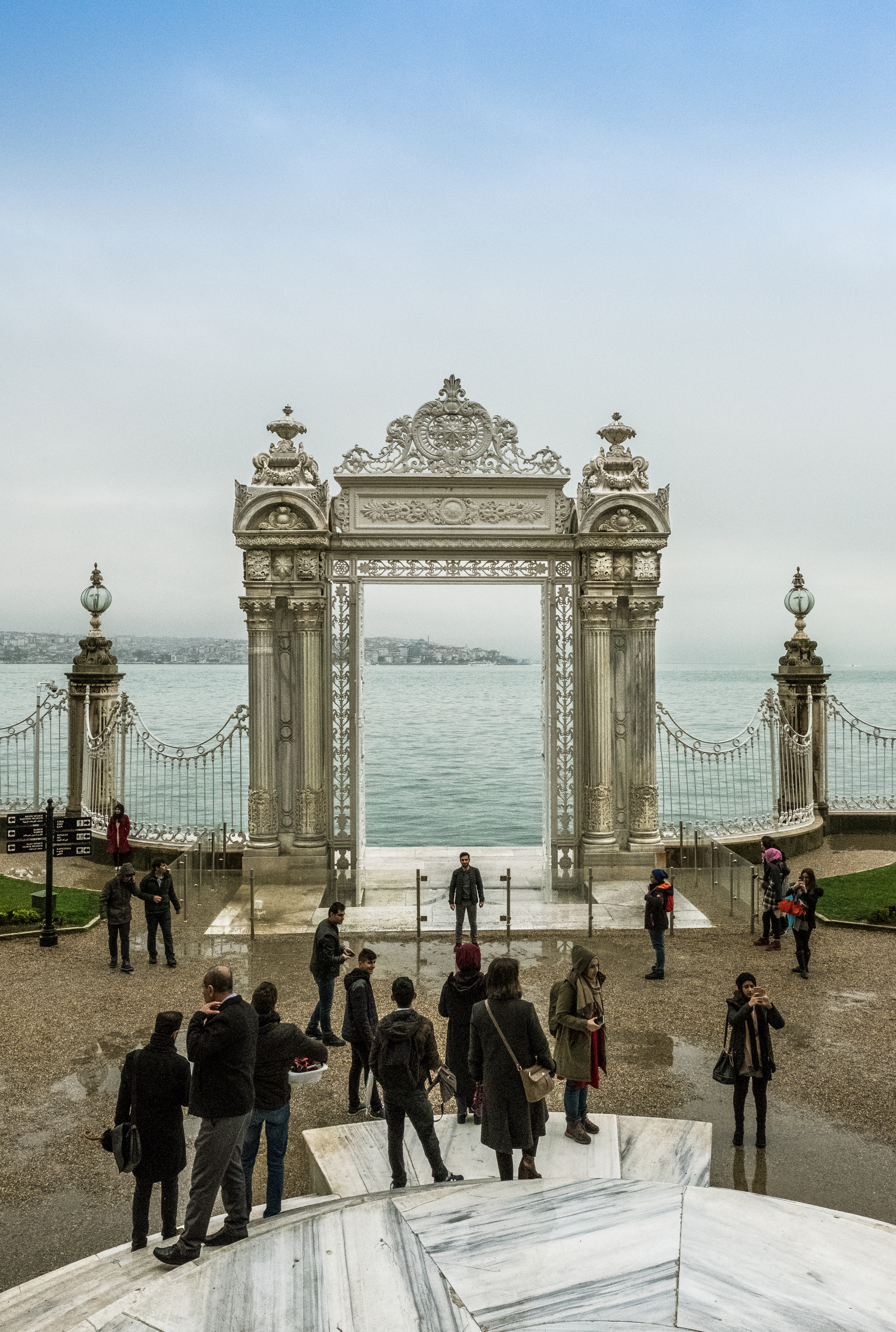 Puerta hacia el bósforo del palacio de dolmabahçe photo
