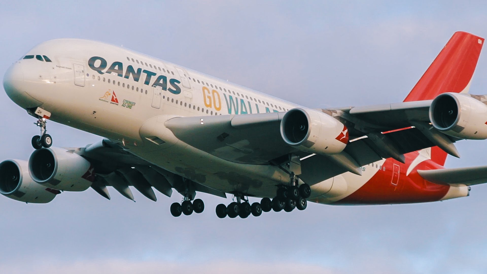 Qantas Airbus A380-800 Landing & POWERFUL Takeoff Melbourne Airport ...