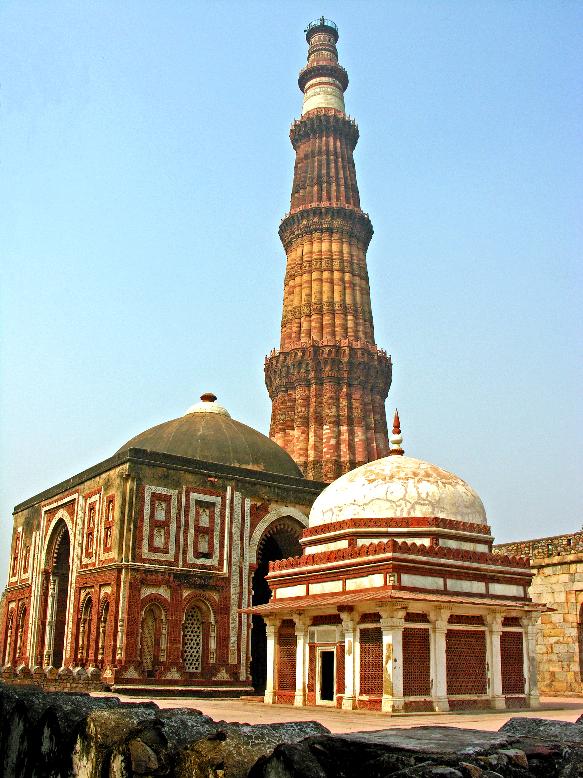 File:Alai Gate and Qutub Minar.jpg - Wikimedia Commons