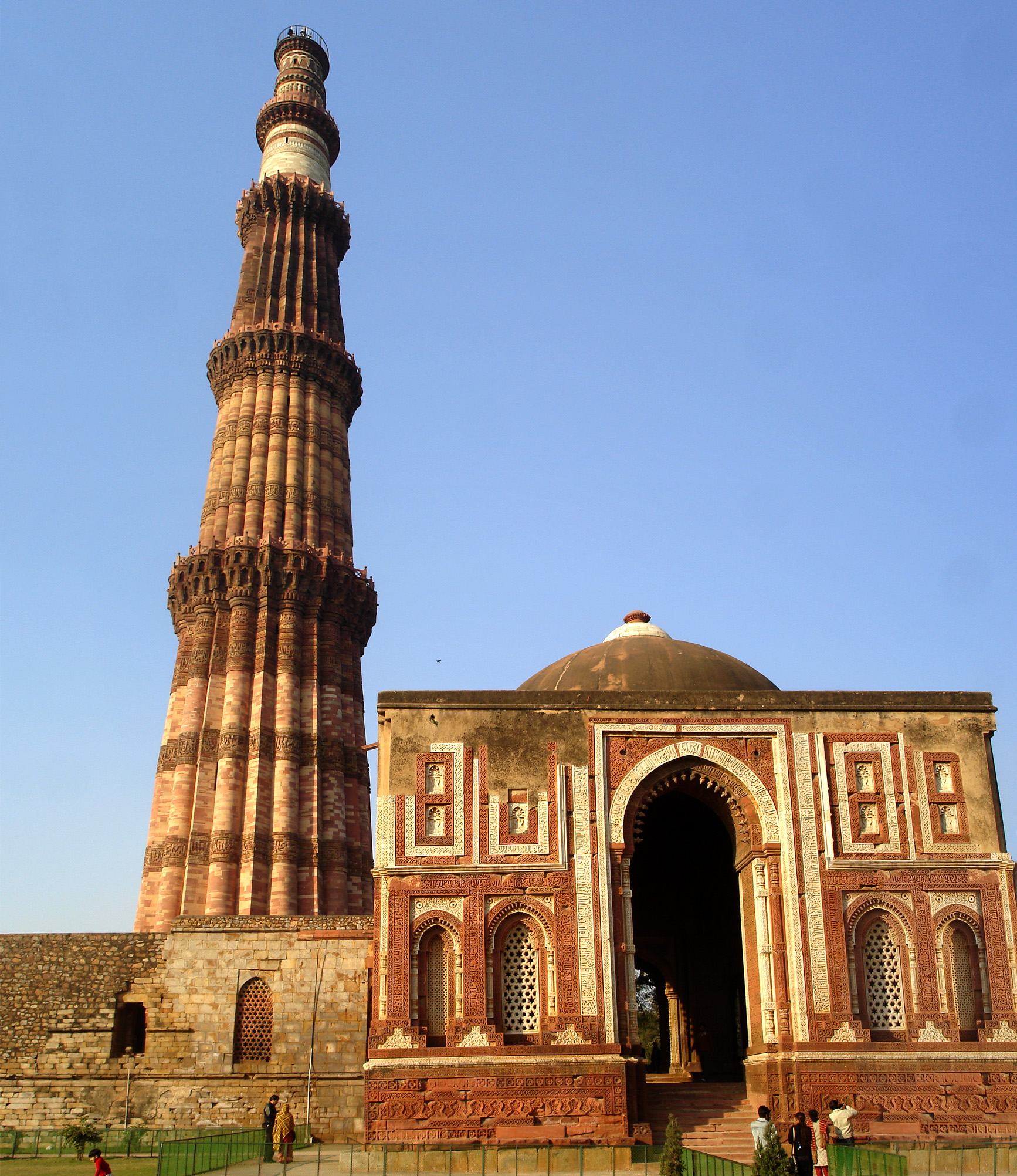 File:Qutab Minar mausoleum.jpg - Wikimedia Commons