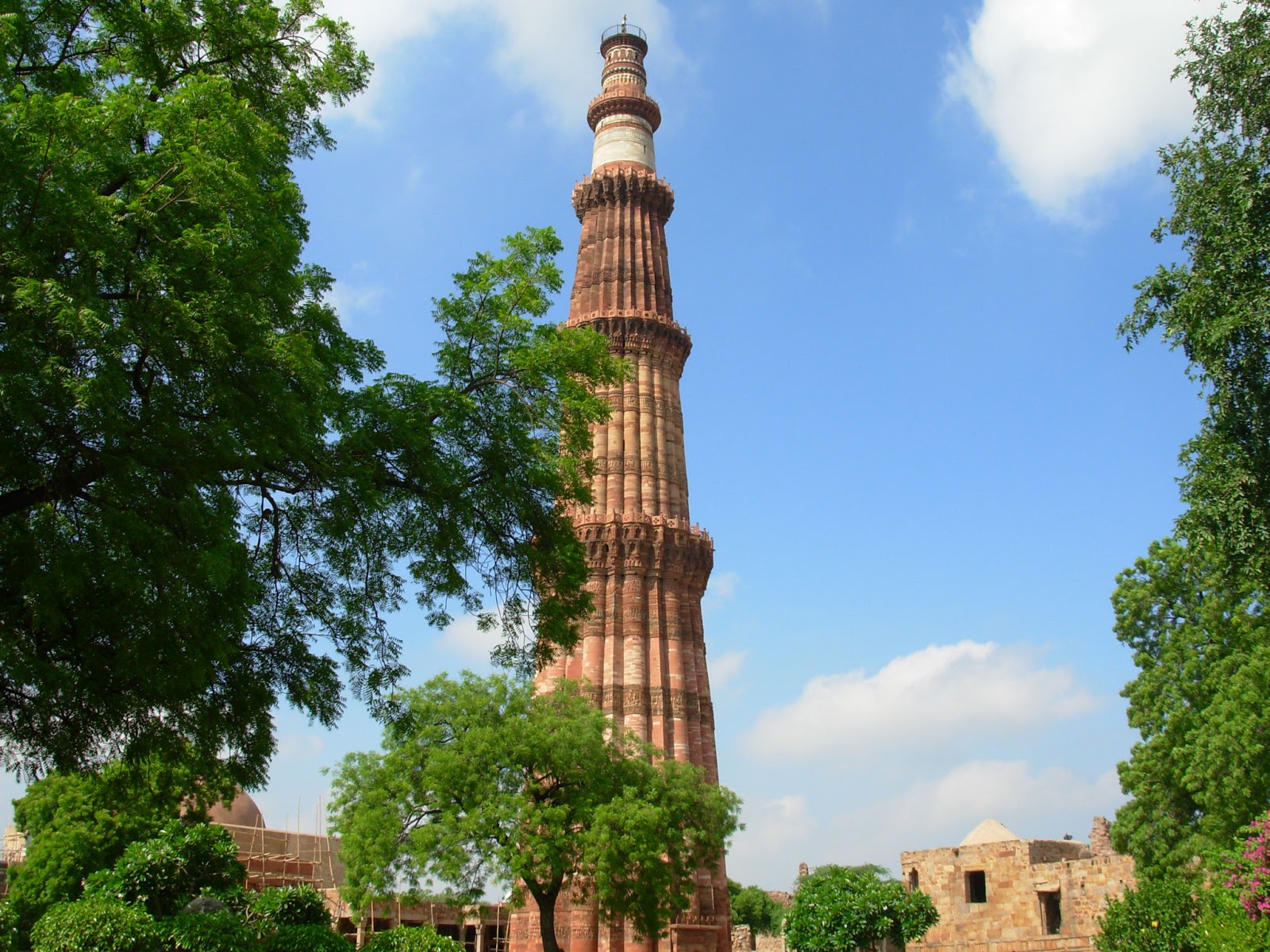 Sandstone Tower of Qutb Minar and its Monuments | Traveling Tour Guide