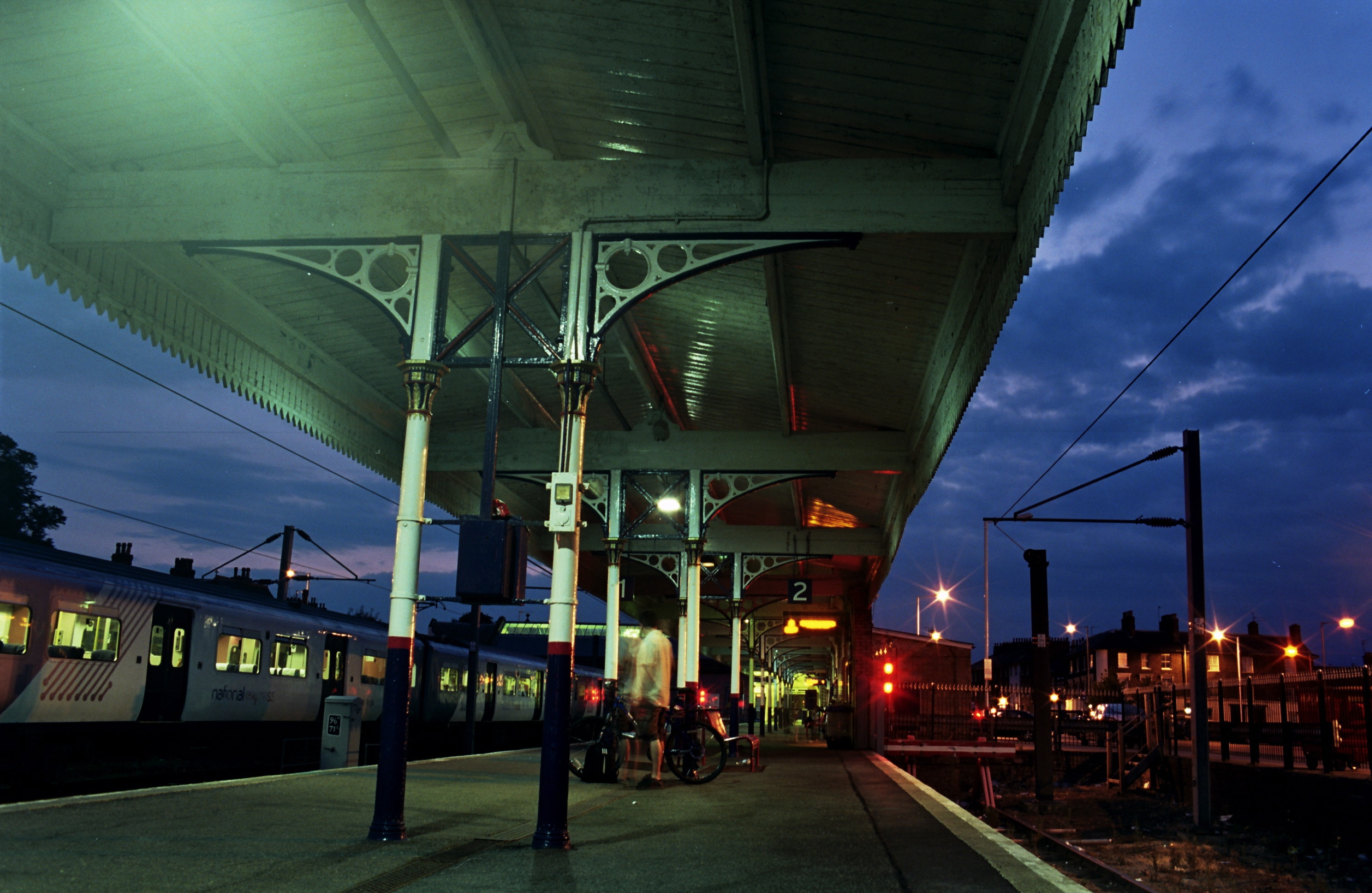 File:King's Lynn railway station in the late evening.jpg - Wikimedia ...