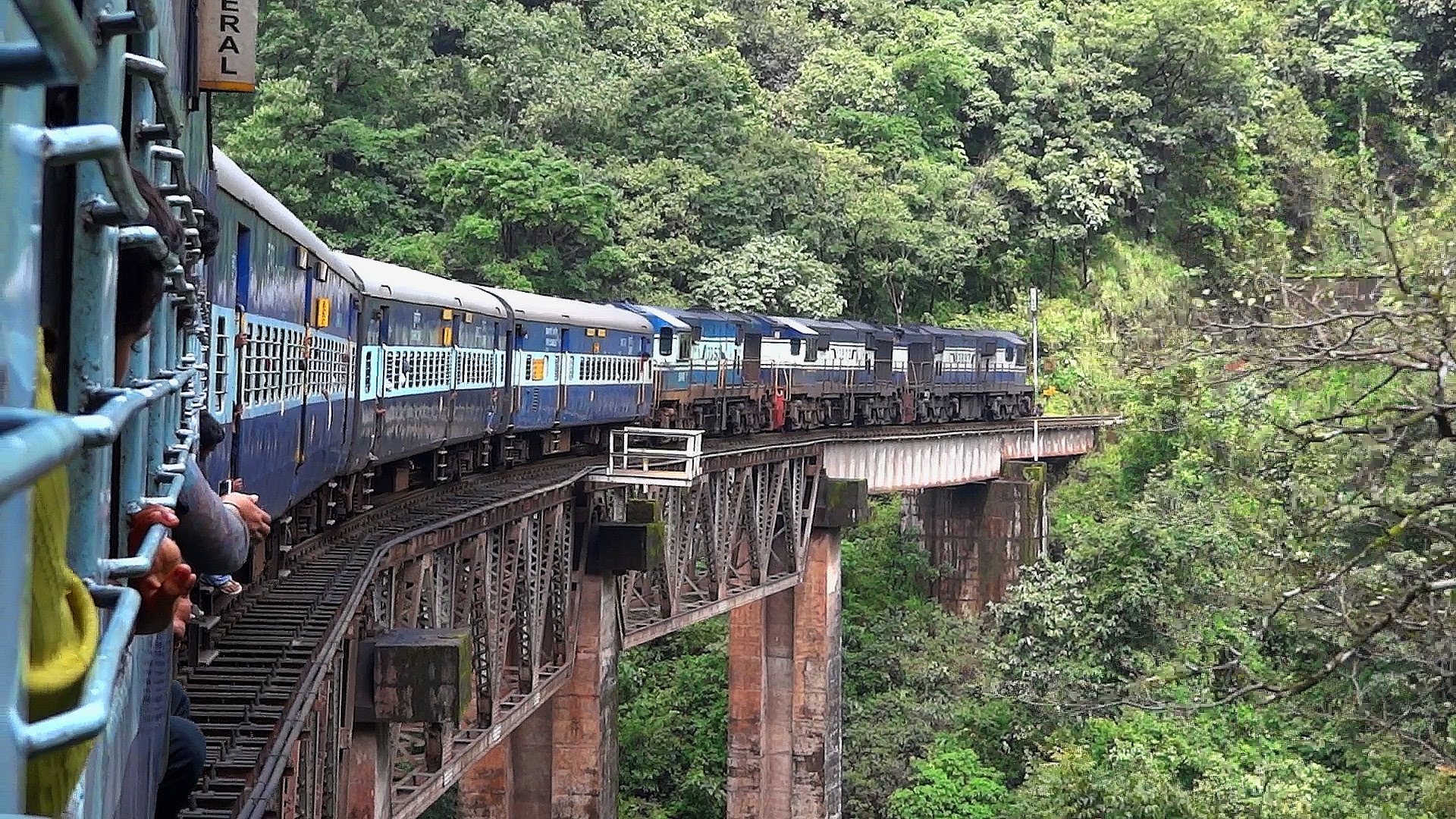 DANGEROUS TRAIN JOURNEY INDIAN RAILWAYS - YouTube