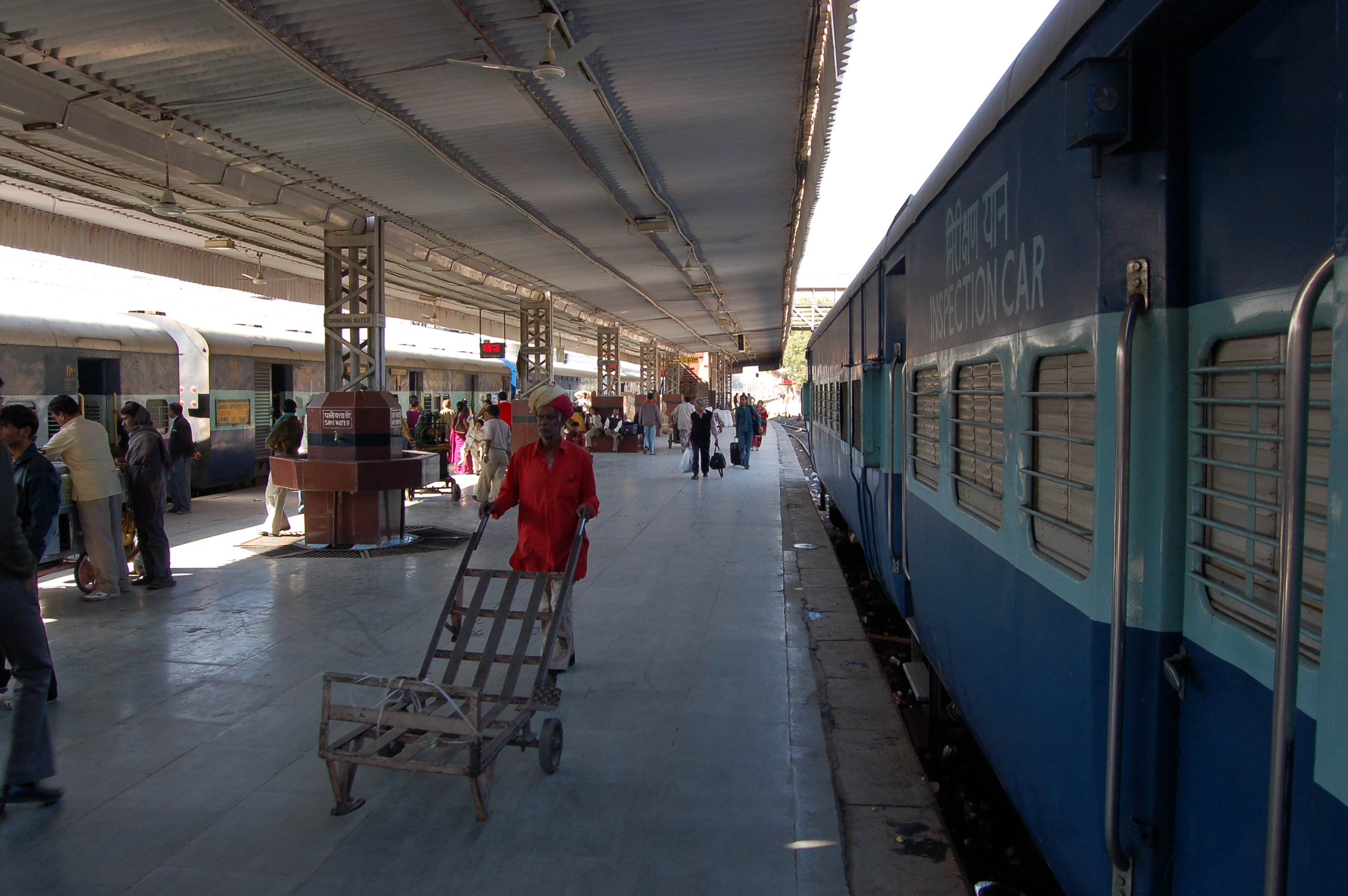 File:Jaipur Junction platform scene, 2008 (3).JPG - Wikimedia Commons