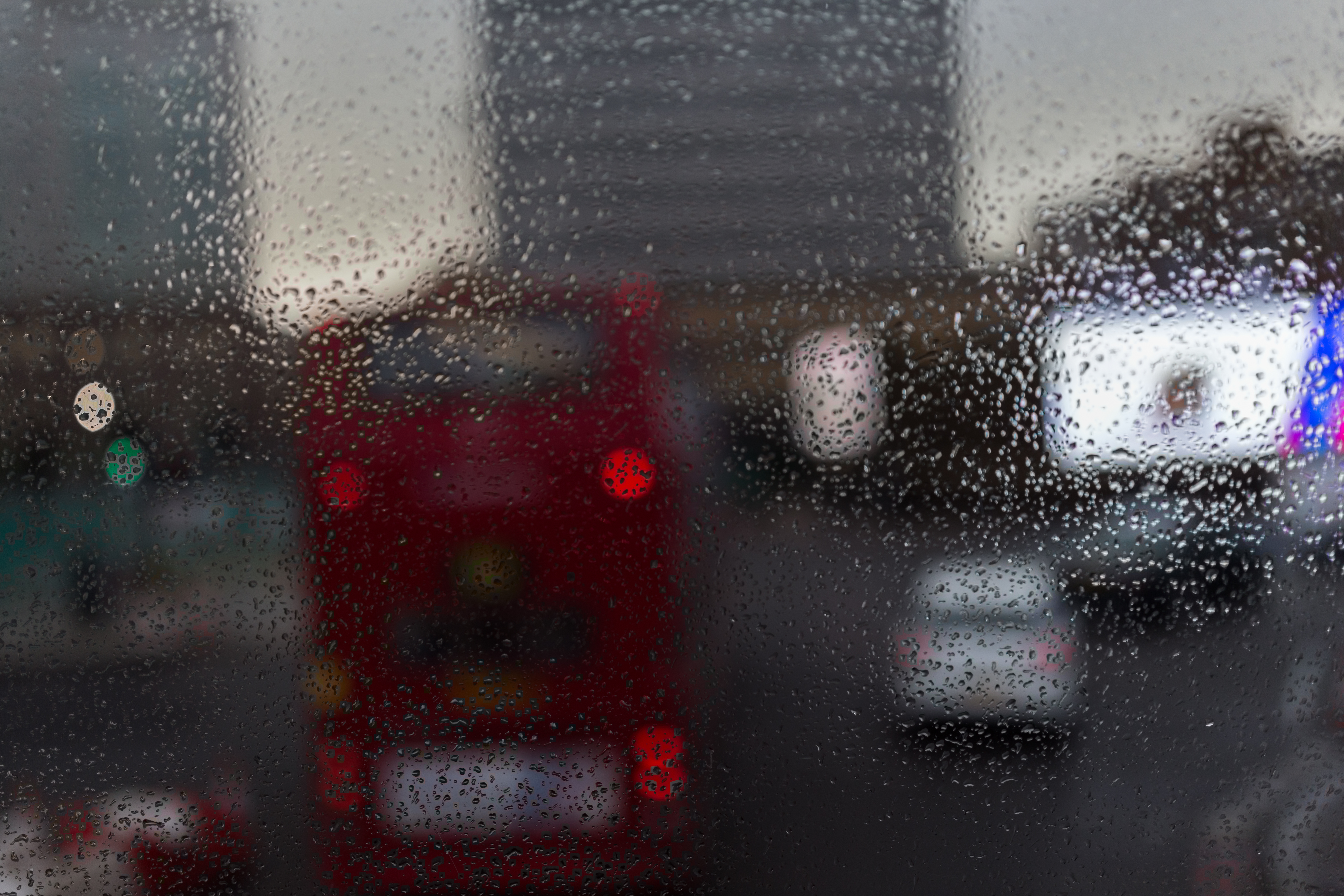 3 й январь дождь. Машина дождь. Автобус дождь. Моросить дождь автомобиль. Ветровое стекло дождь.