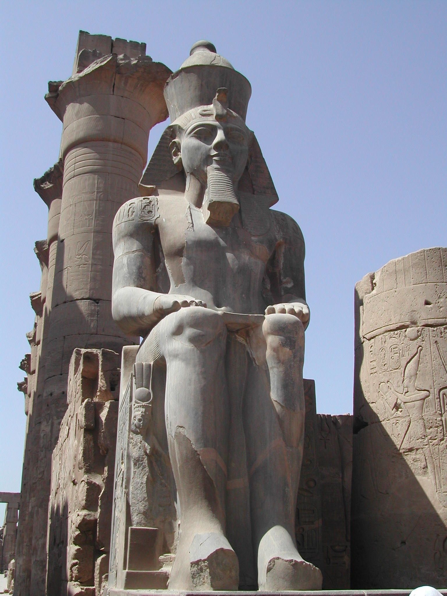 Statua colossale di Ramses II, collocata presso Luxor (antica Tebe ...