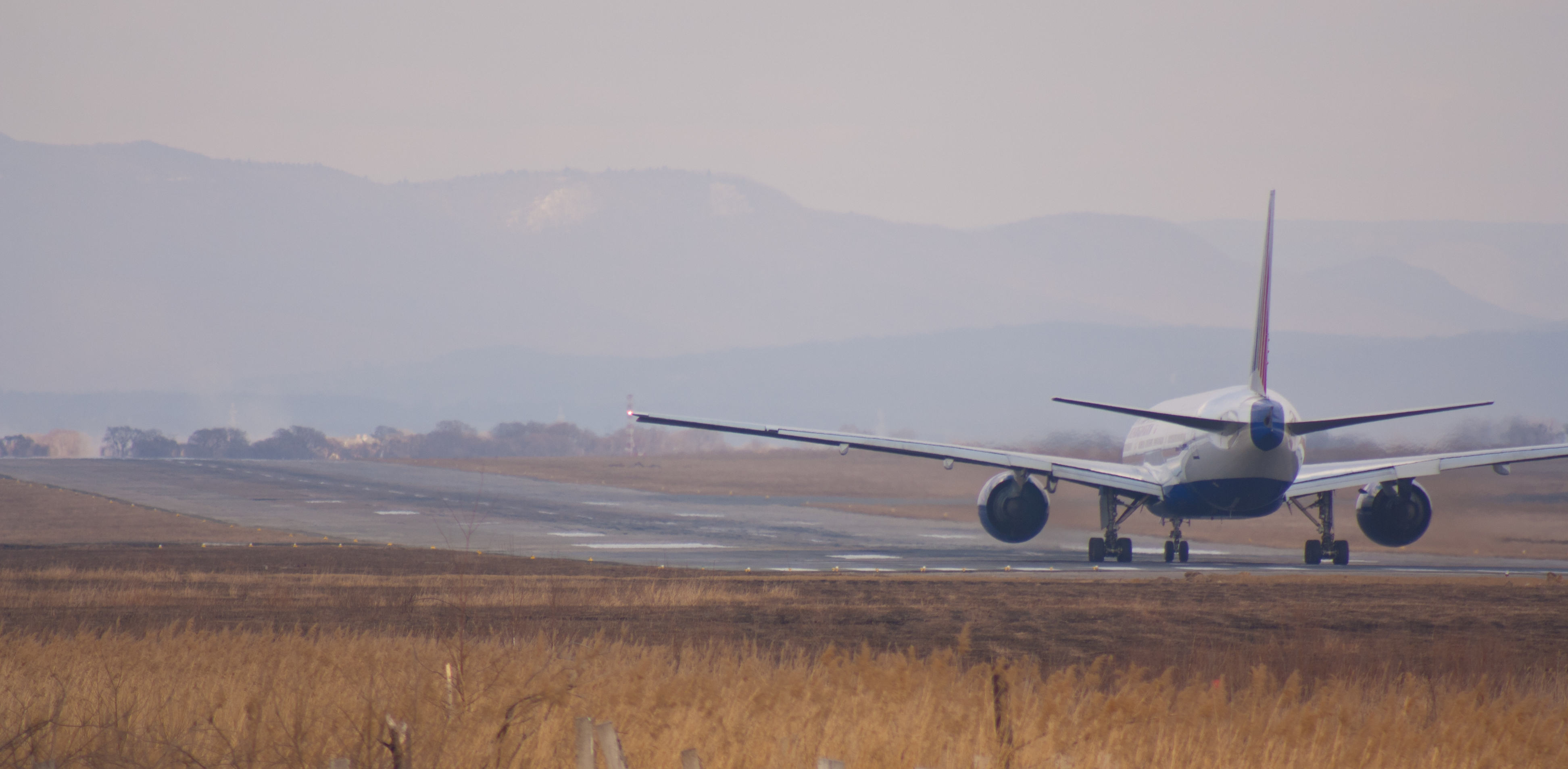 File:Boeing 777-200 ready for takeoff (5566909954).jpg - Wikimedia ...