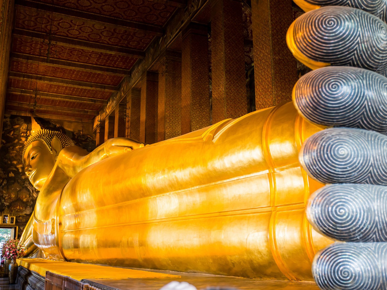 How to make a wish at the Temple of the Reclining Buddha in Bangkok