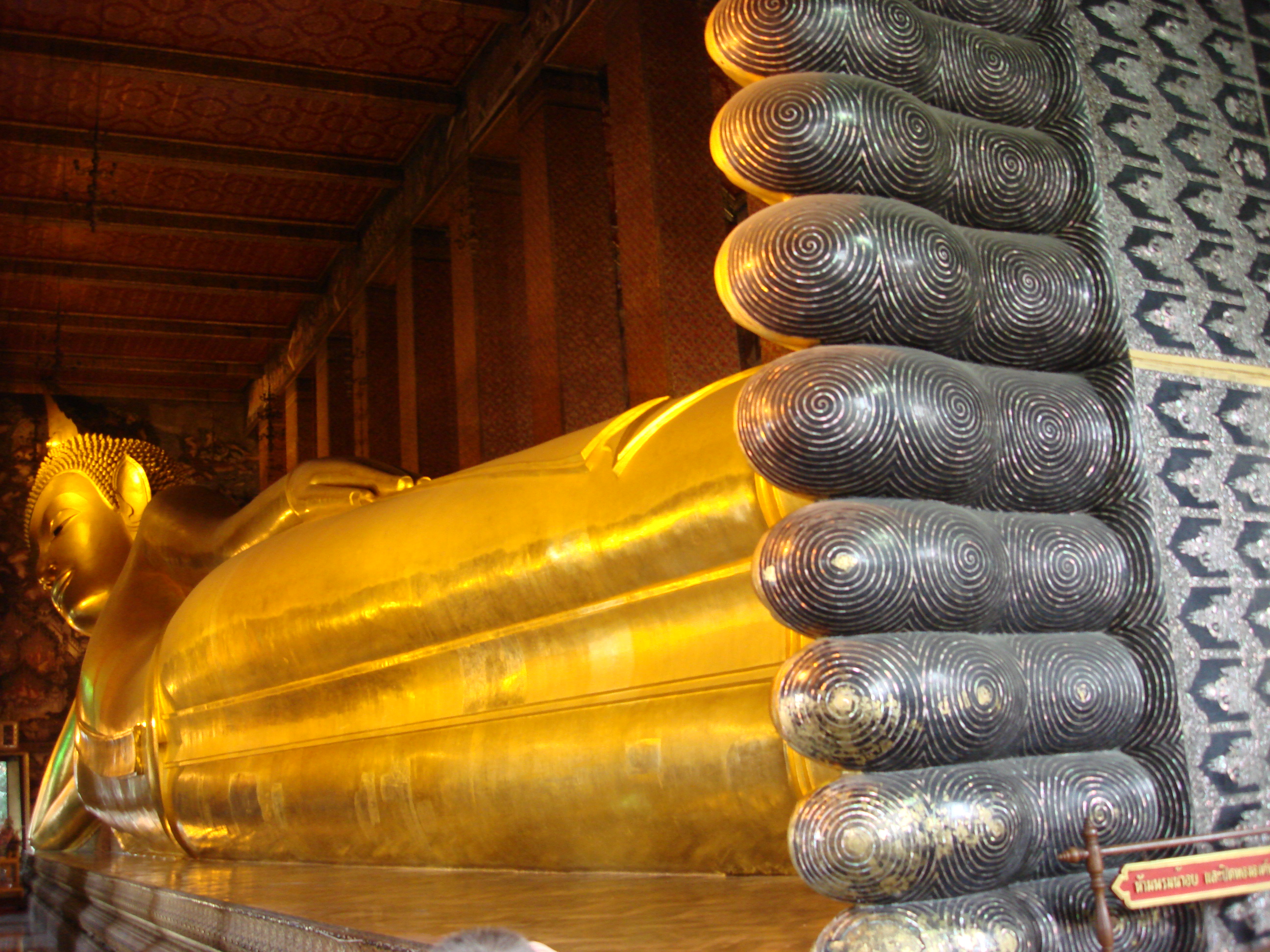 File:Lascar Gold plated Reclining Buddha (46 meters long and 15 ...