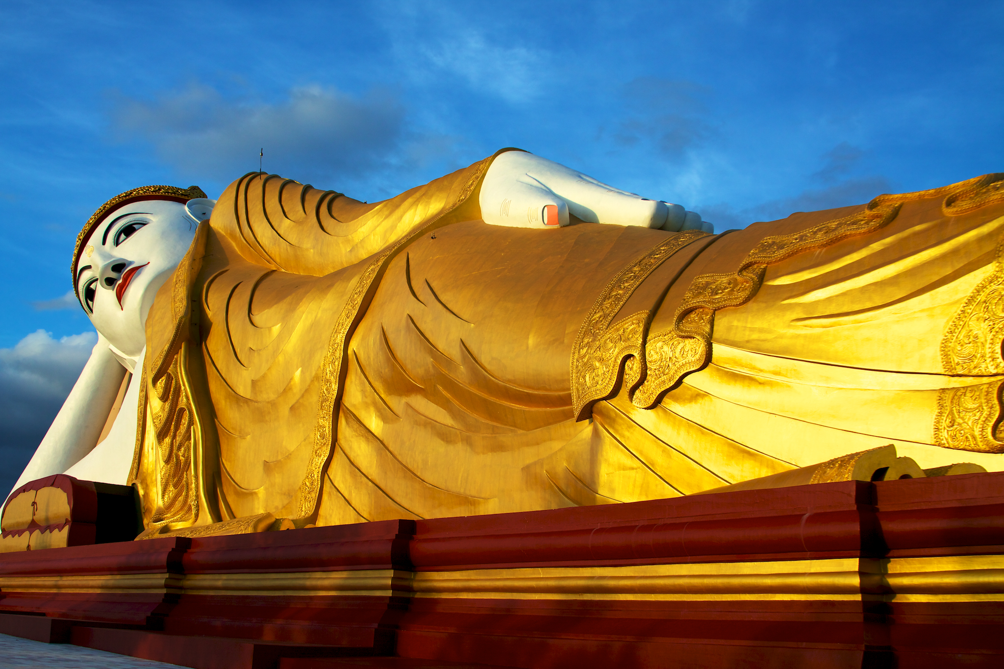 File:The reclining Buddha at Bodhi Tataung (5090995856).jpg ...