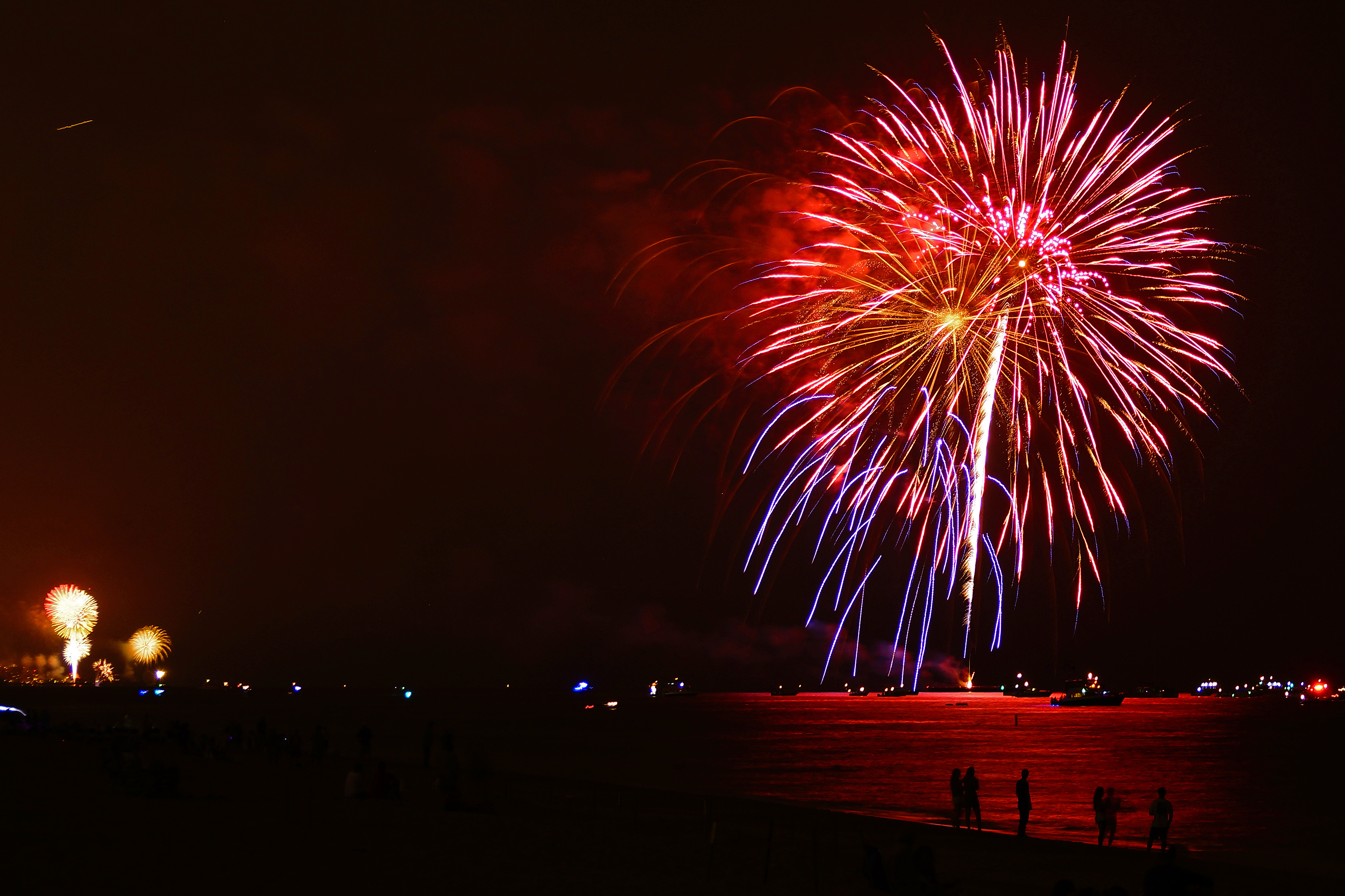 File:Beach Fireworks FLL 2014 4x6 JTPI 8673 (14415619580).jpg ...