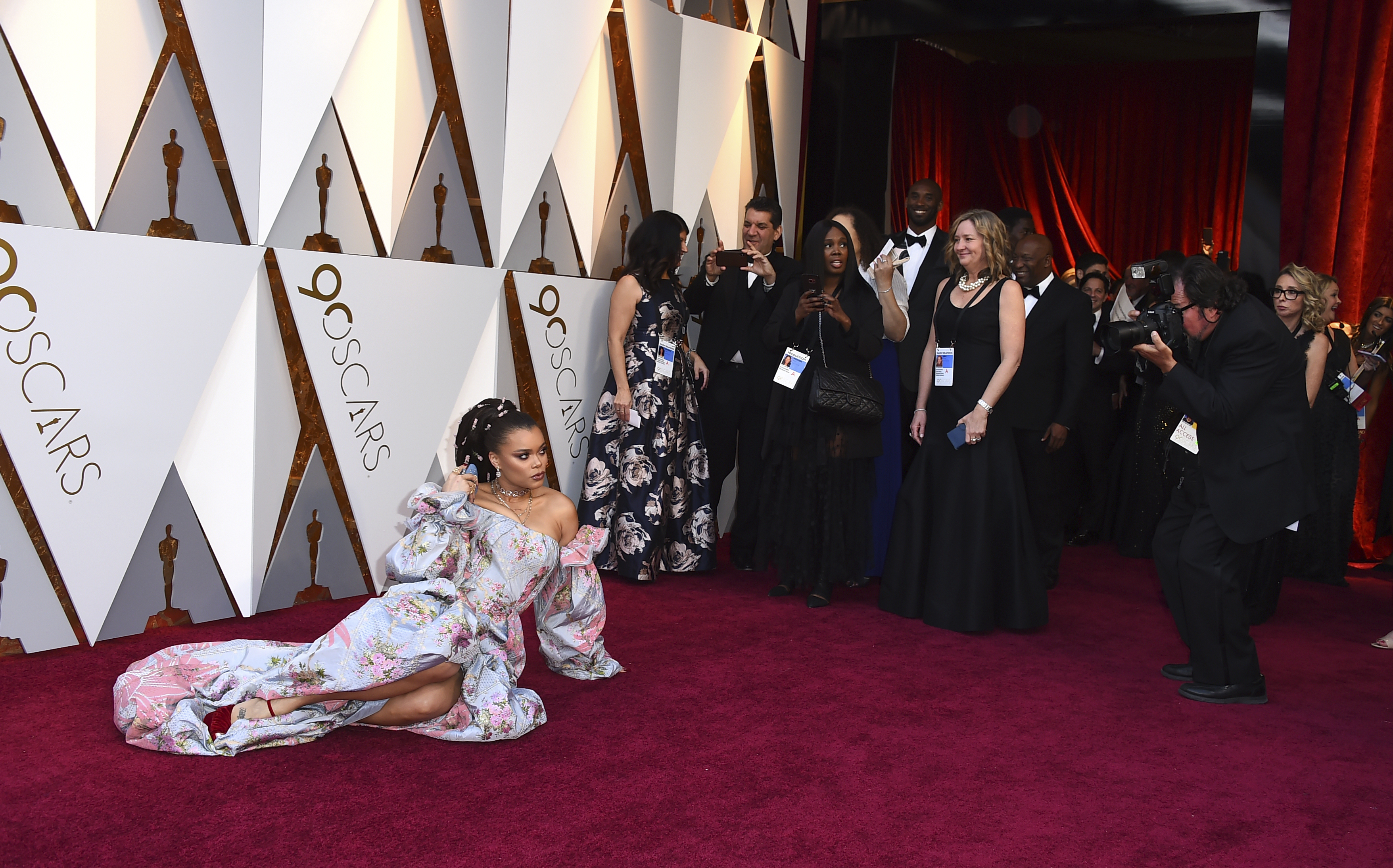 PHOTOS: Stars arrive at the Oscars 2018 red carpet | abc13.com