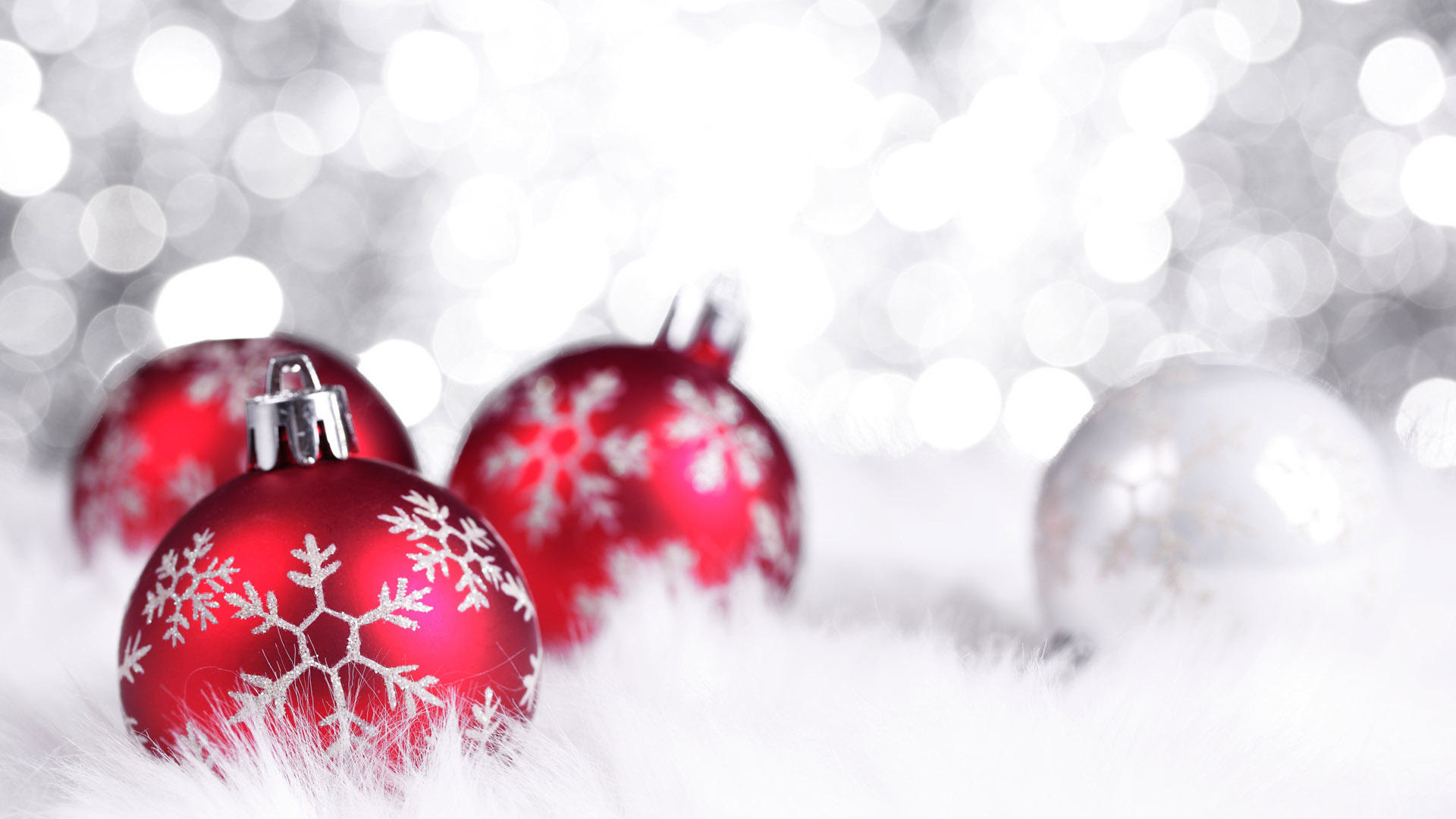 Red Christmas balls - Beautiful winter Holiday Wallpaper Download ...