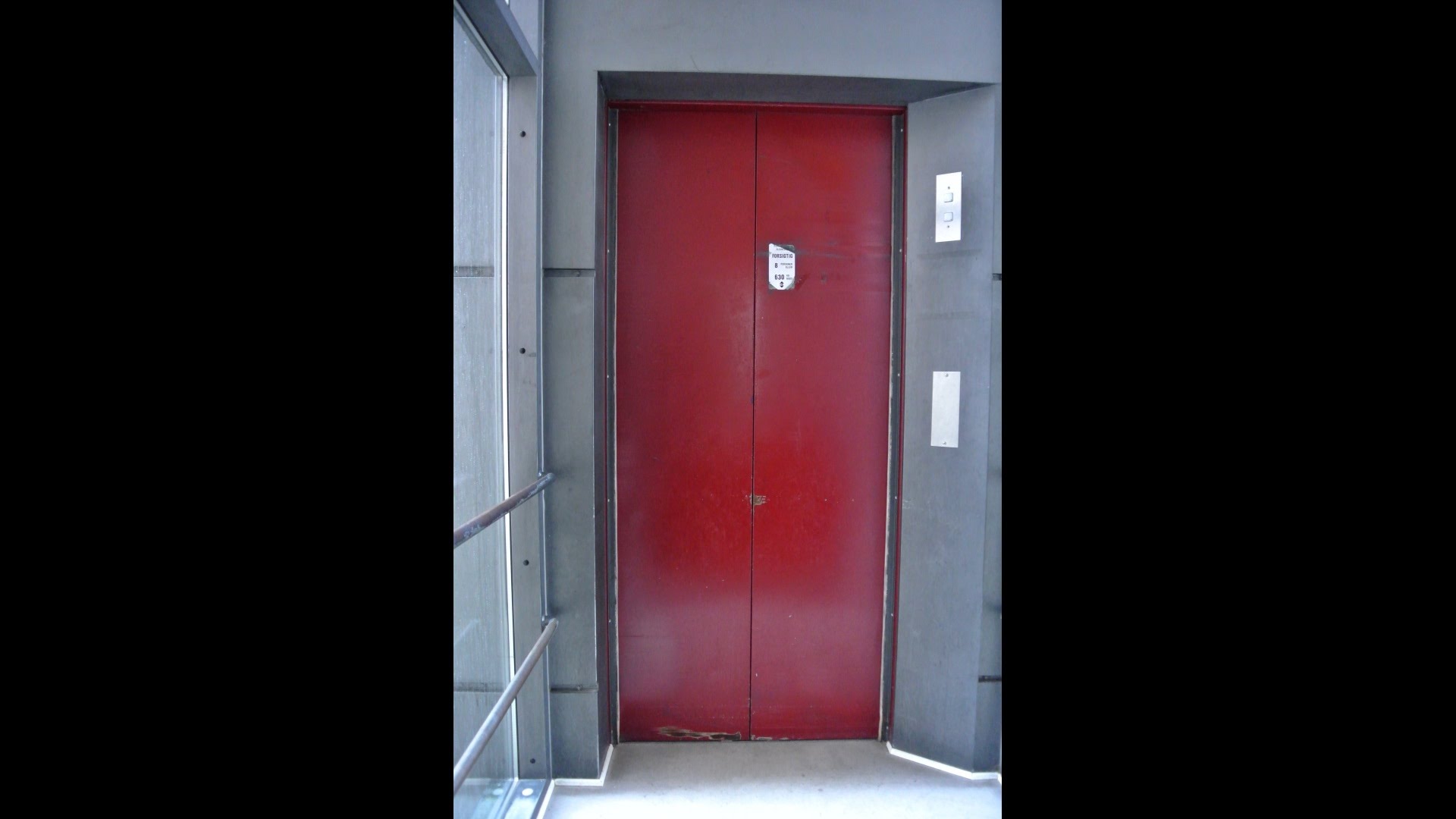 Triangular elevator with 60° doors! 1993 HEFA hydraulic ...