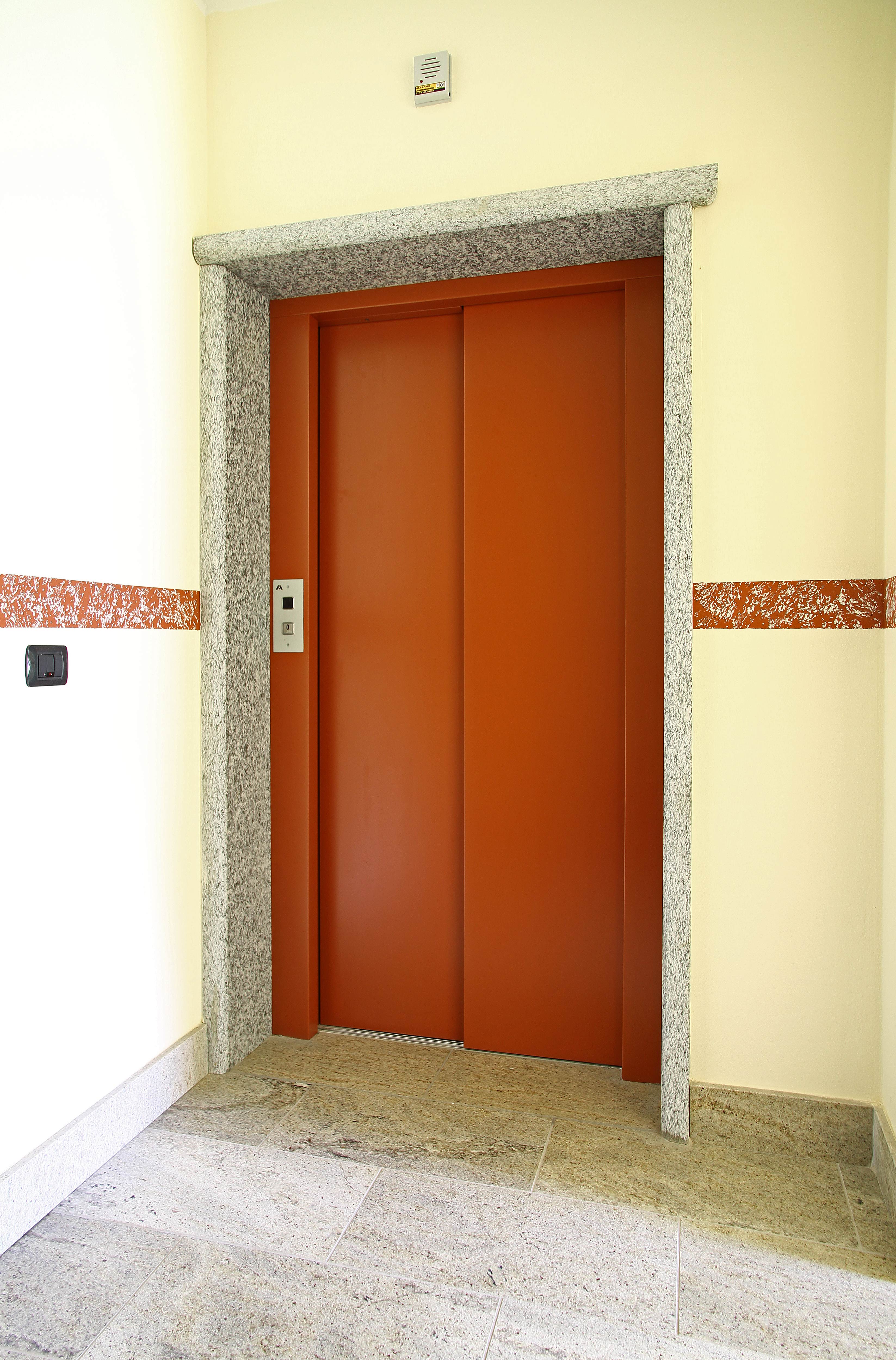 File:Wittur-hydra-elevator-door.jpg - Wikimedia Commons