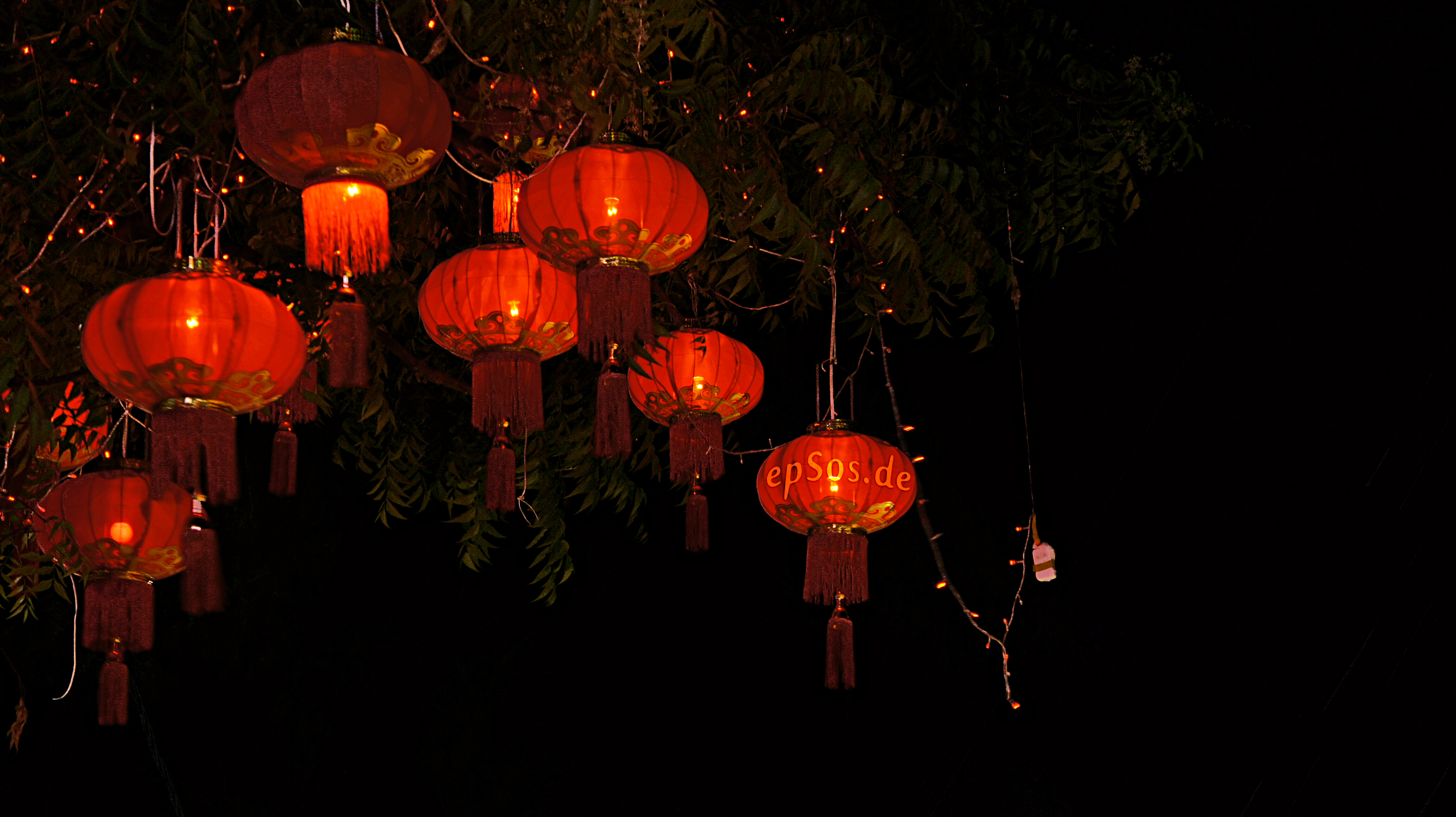 File:Red Chinese Lanterns at Night.jpg - Wikimedia Commons