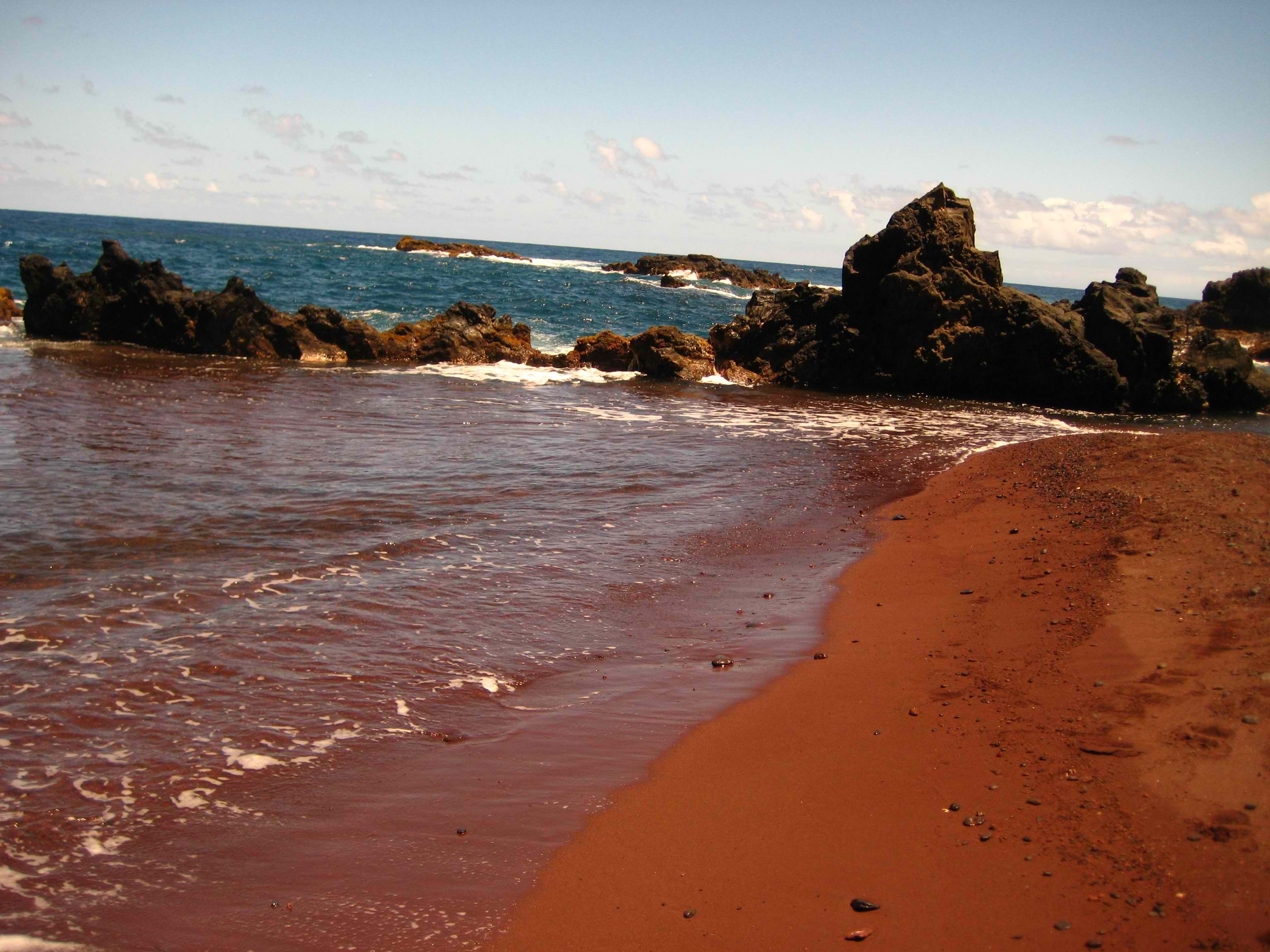 Red Sand Beach on Kaihalulu Bay – An Exotic Pocket Beach in Maui ...