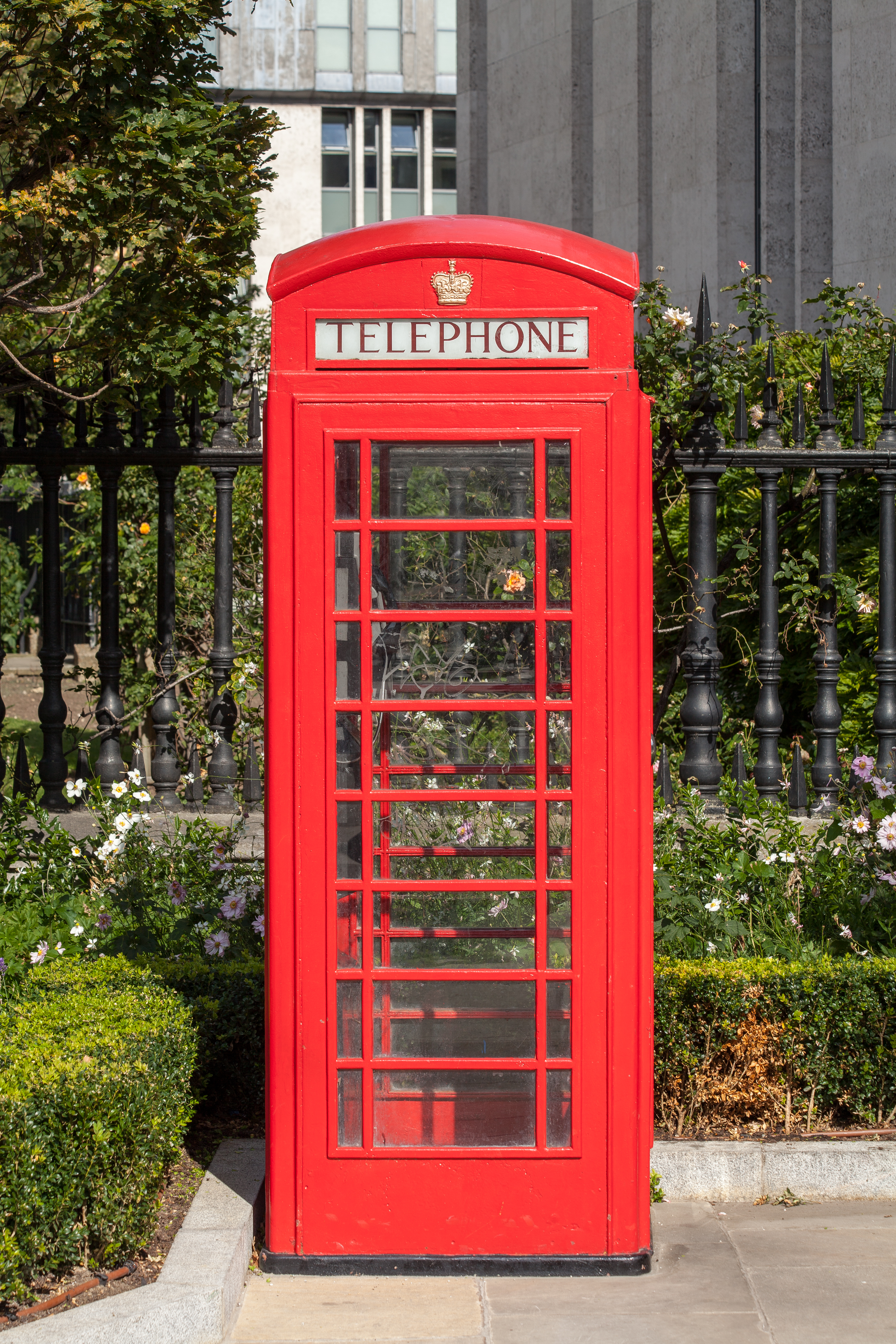 File:Red telephone box, St Paul's Cathedral, London, England, GB ...