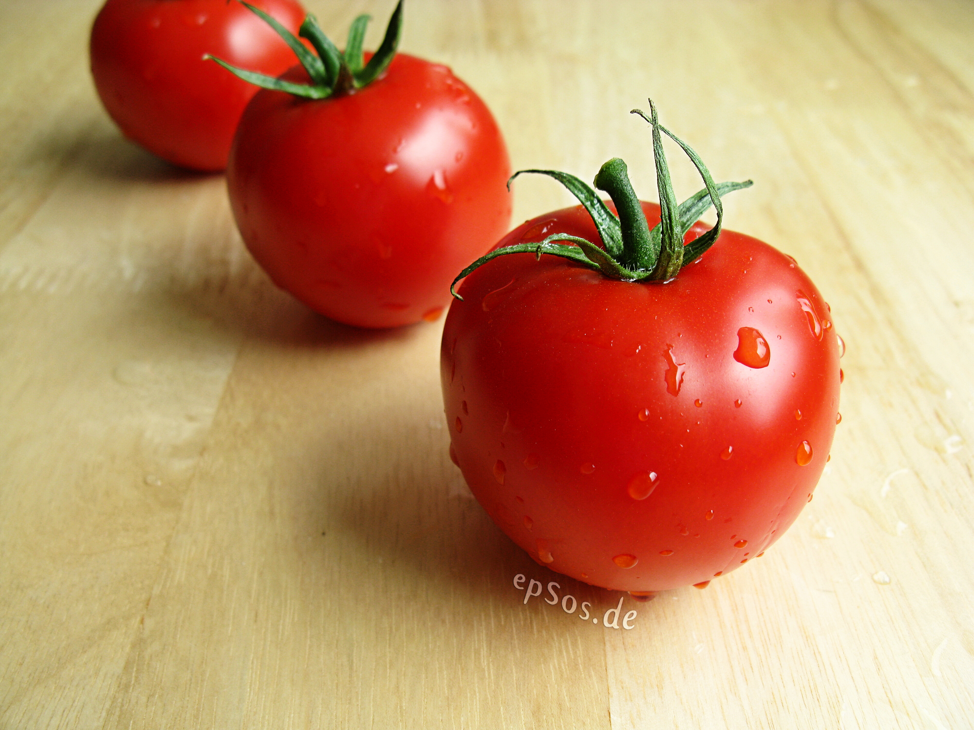 File:Healthy Red Tomatoes with Water Drops.jpg - Wikimedia Commons