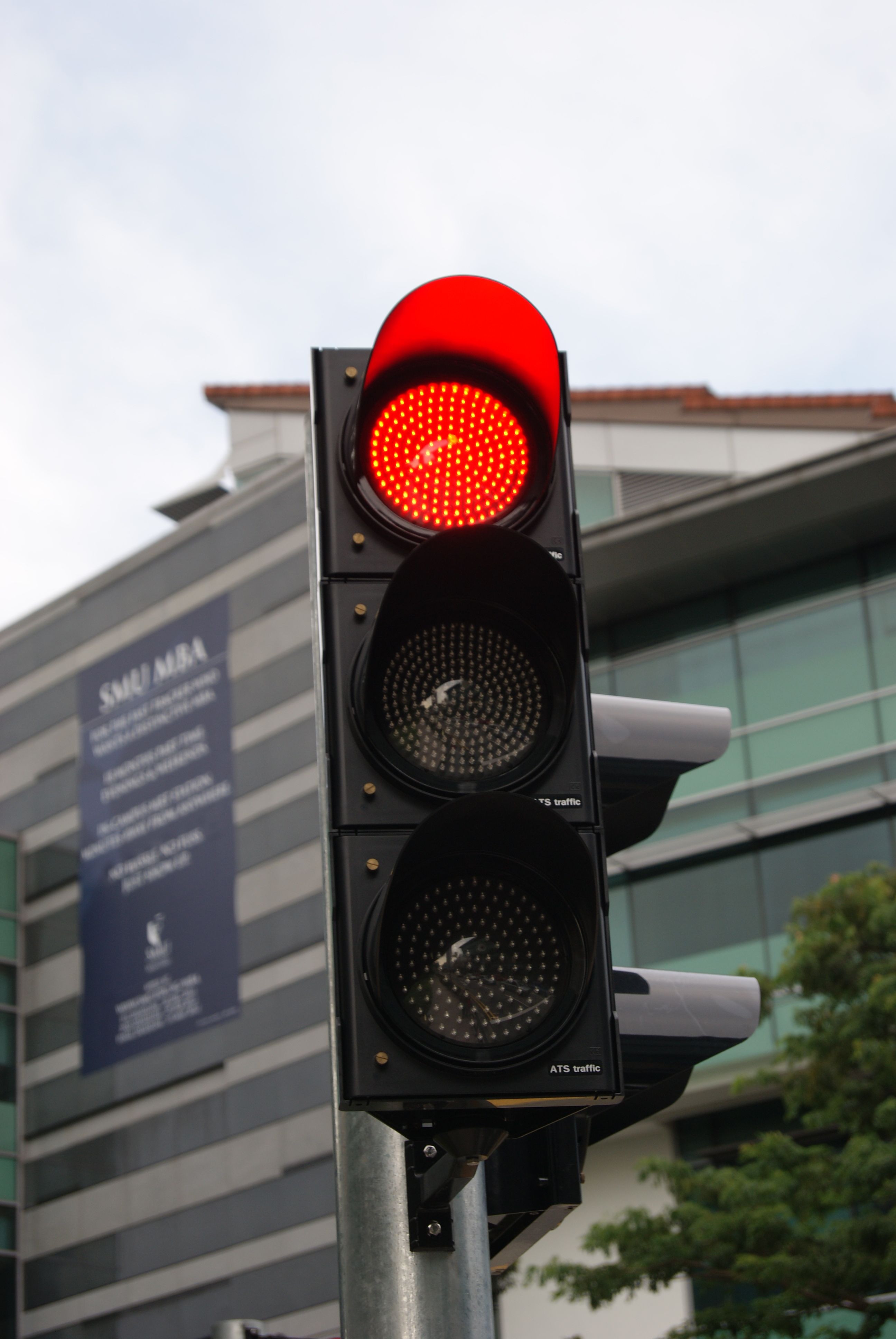File:Red traffic signal, Stamford Road, Singapore - 20111210-02.jpg ...