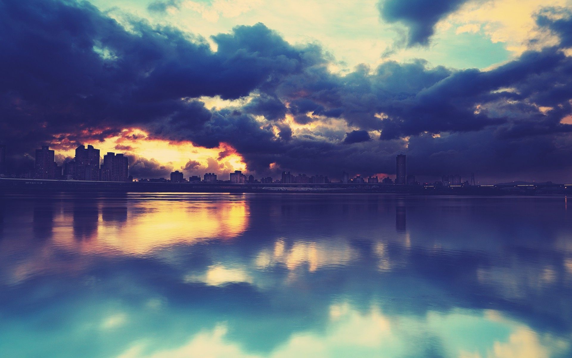 Lake reflecting clouds HD wallpaper #1696680