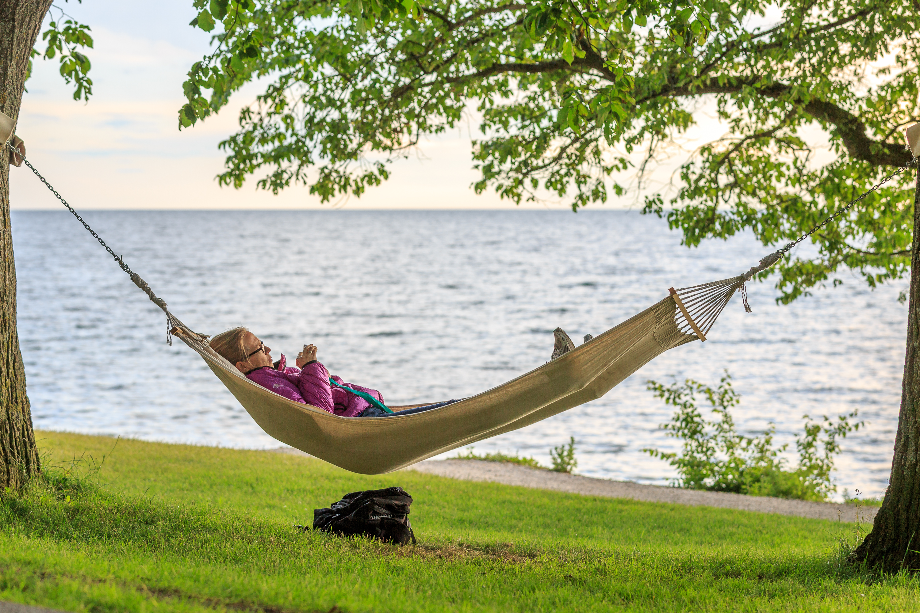 File:Relaxing in the hammock by the sea near Almedalen.jpg ...