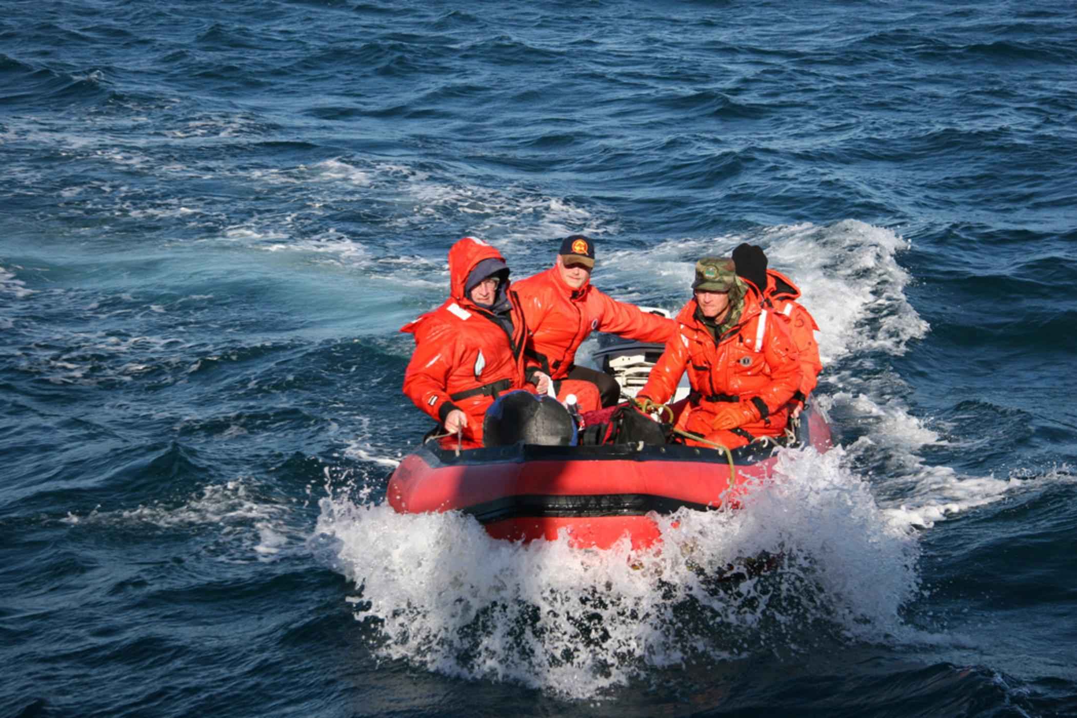 File:Rescue team in a boat.jpg - Wikimedia Commons