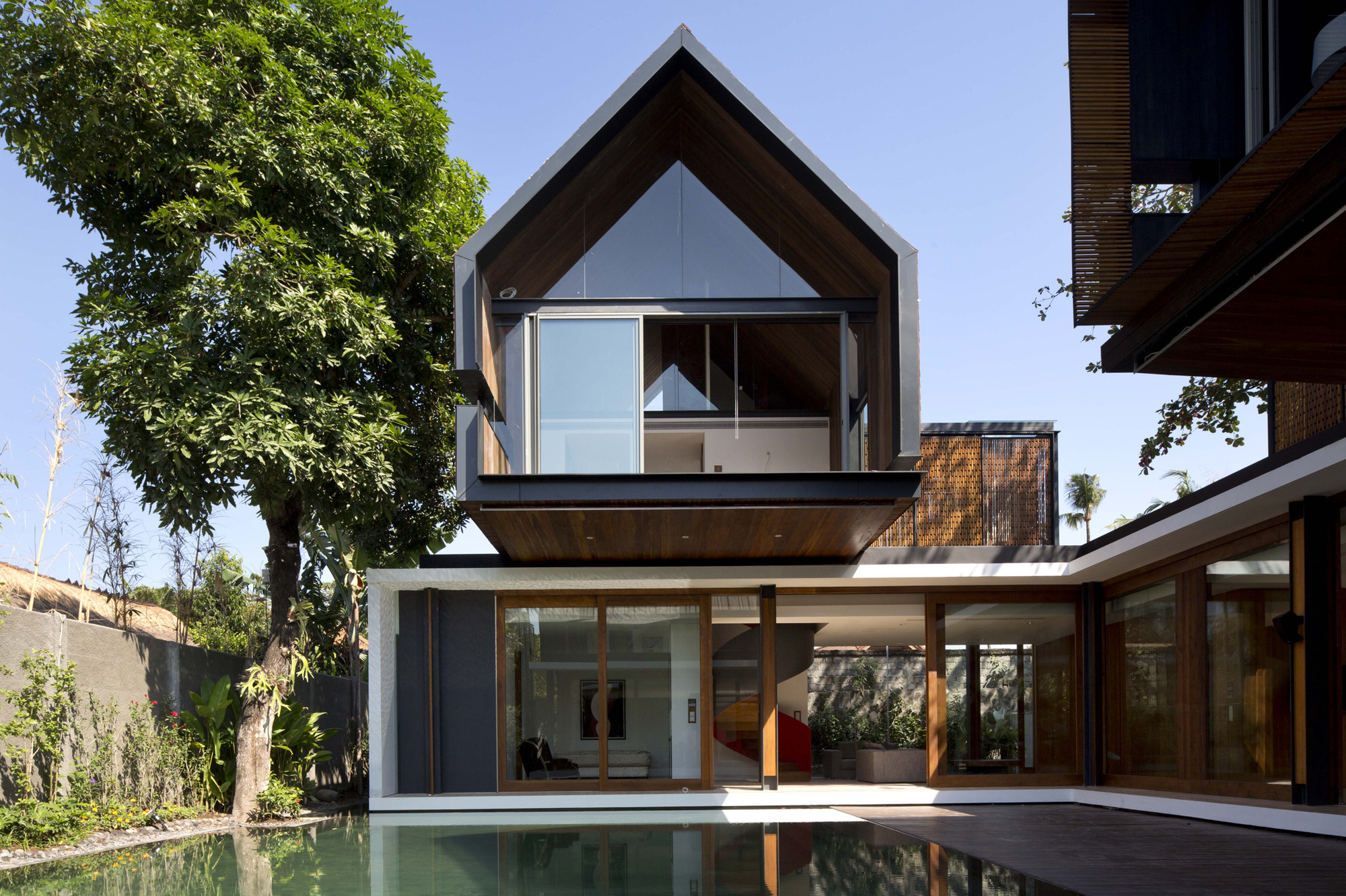 Svarga Residence / RT+Q Architects | ArchDaily