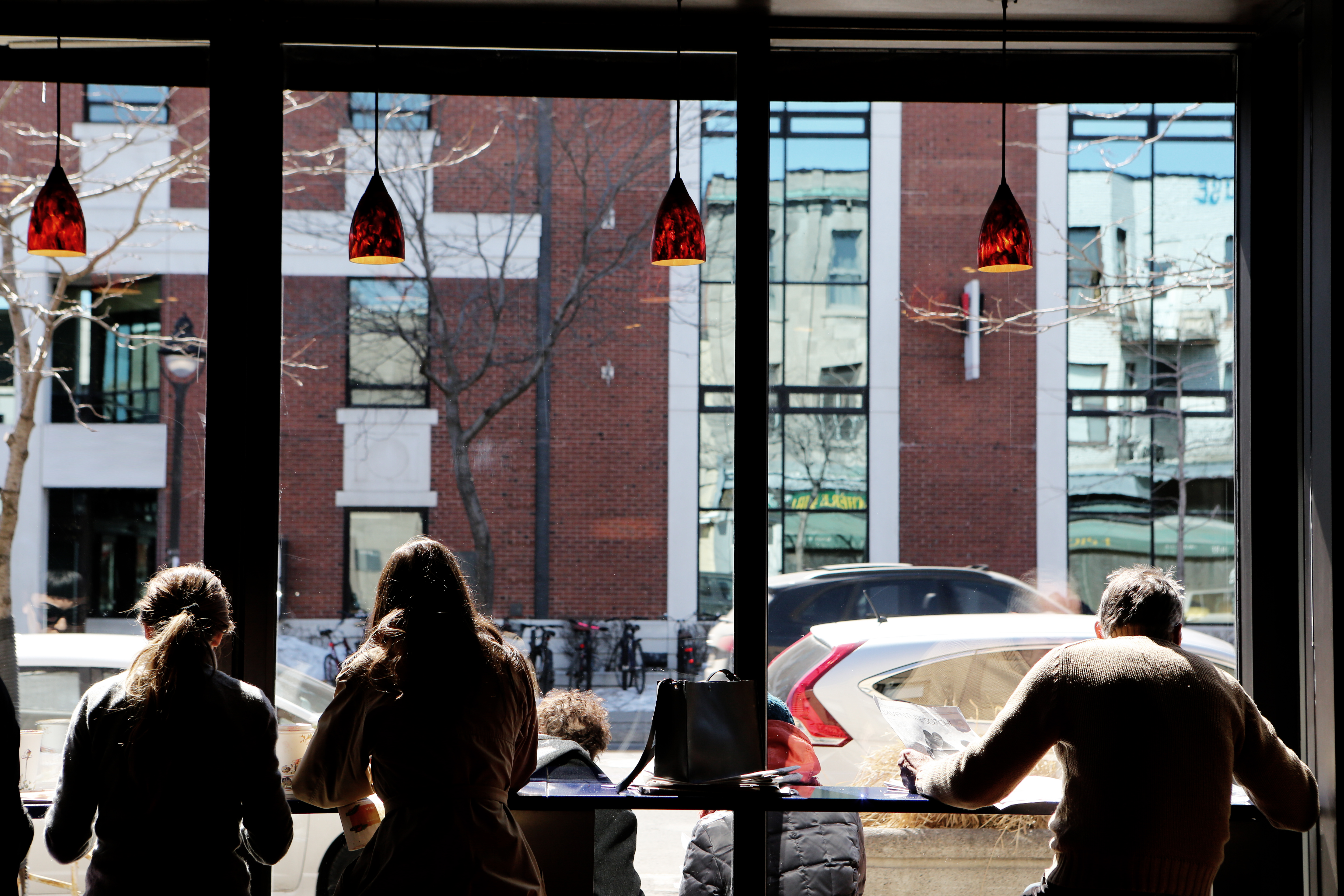 Люди в здании. Ресторан с окном и людьми. Отражение в окне здания. Люди в кафе у окна. Люди за окном в ресторане.