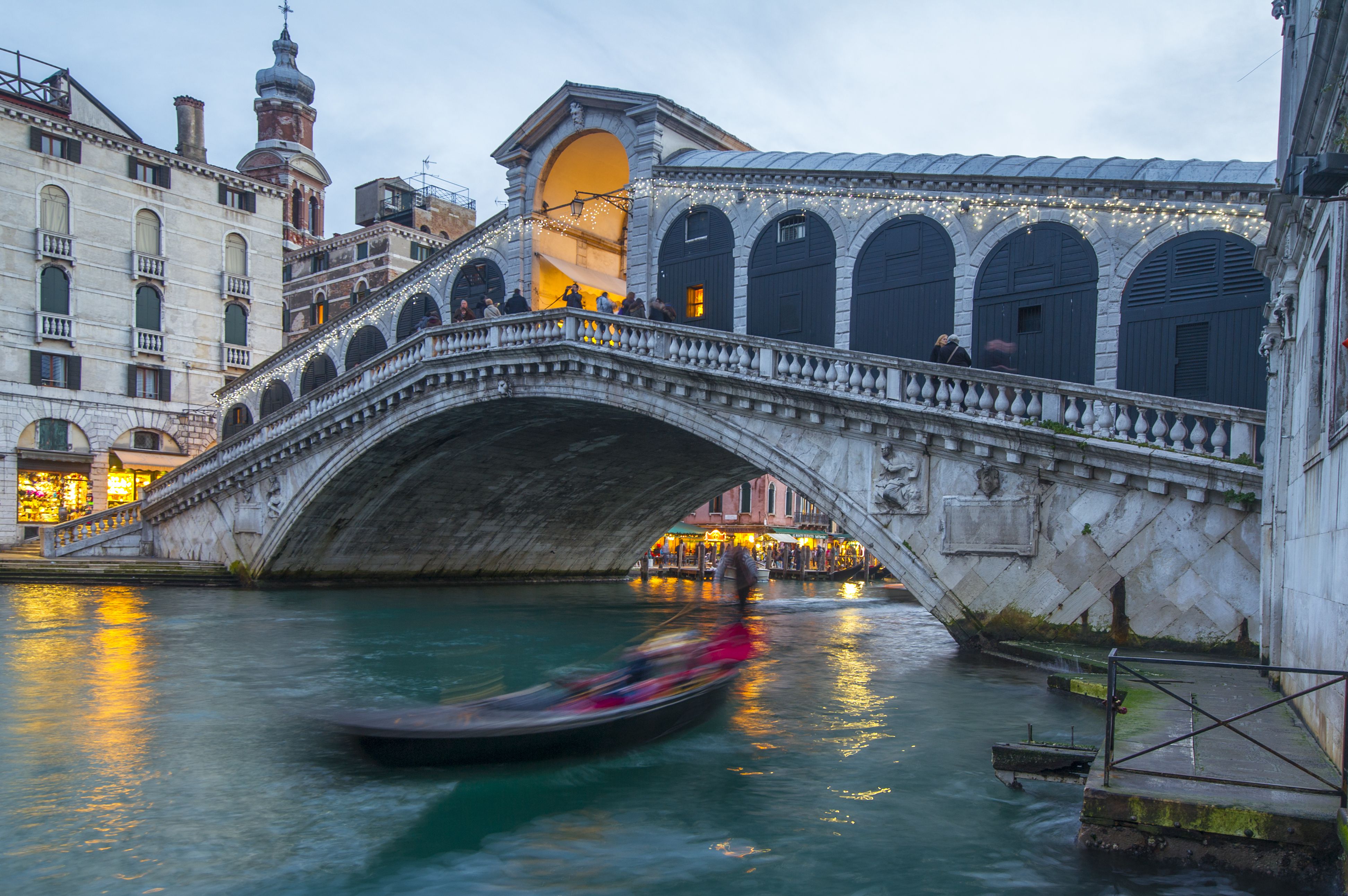 A Guide to Walking Venice's Historic Rialto Bridge