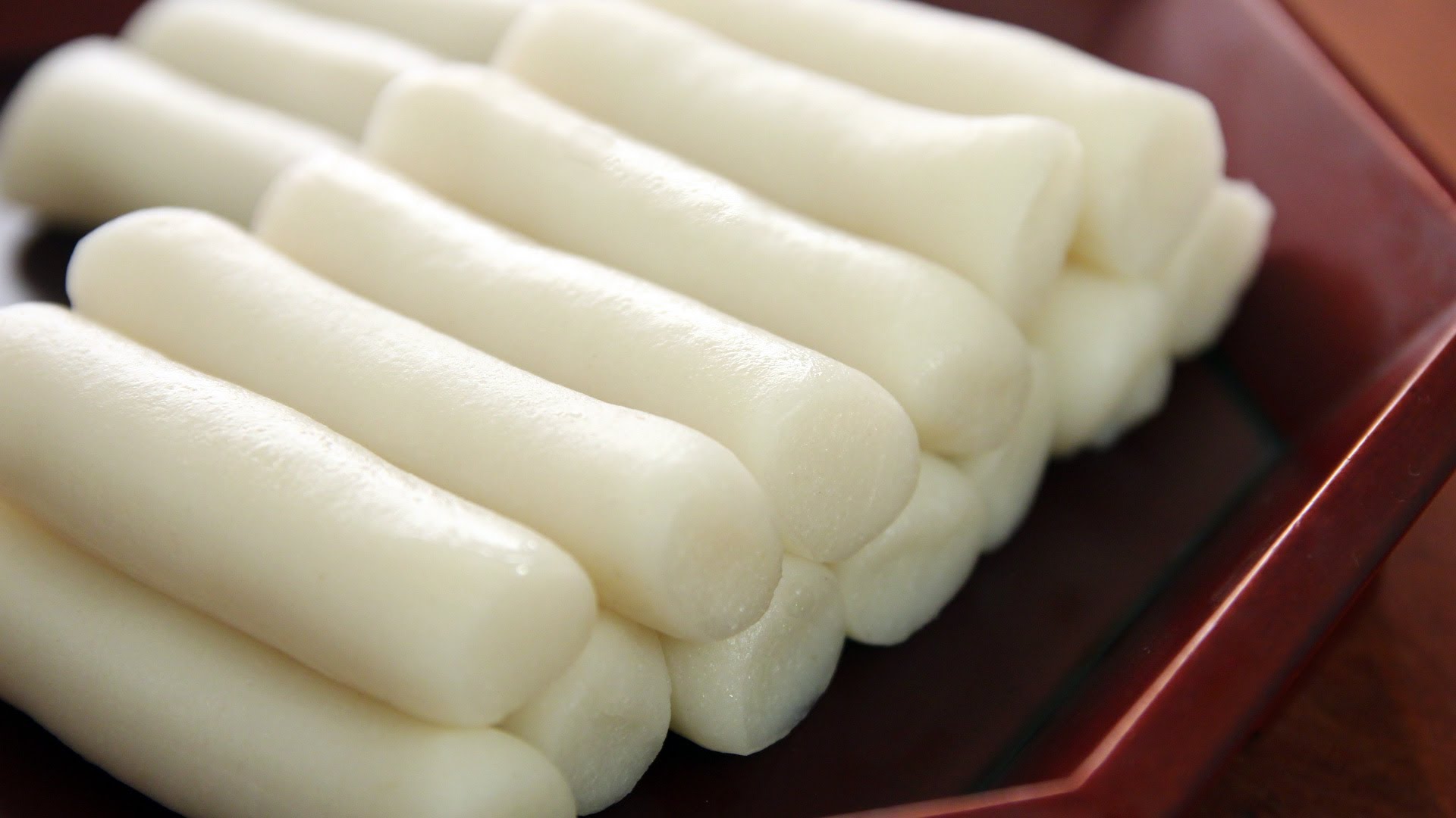 Garaeddeok (long cylinder shaped rice cake: 가래떡) - YouTube